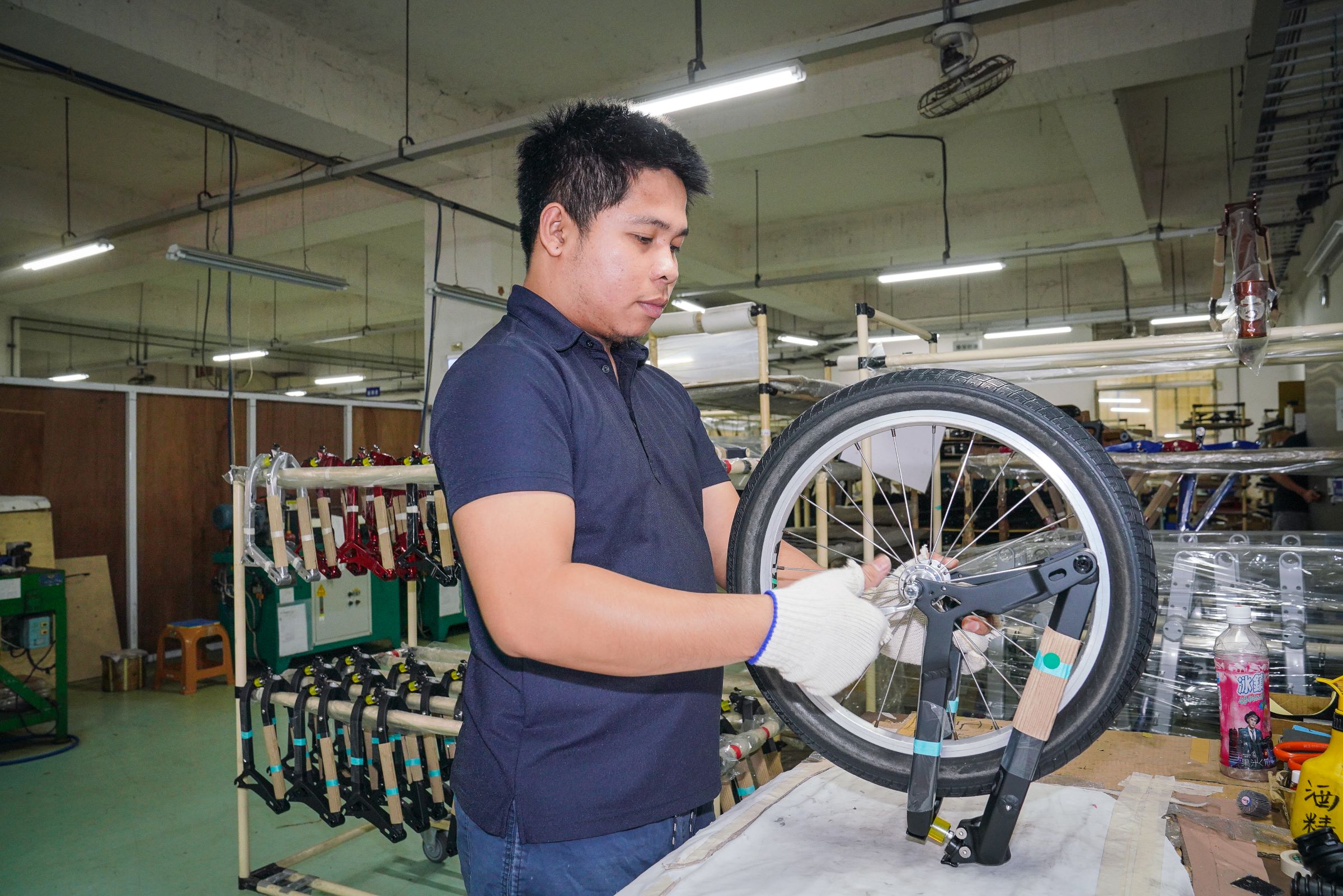 太平洋自行車招牌BIRDY折疊車，儘管車架七五％以上採機器人製作。不過，其他有些車身組成還是得靠人力技術搞定。