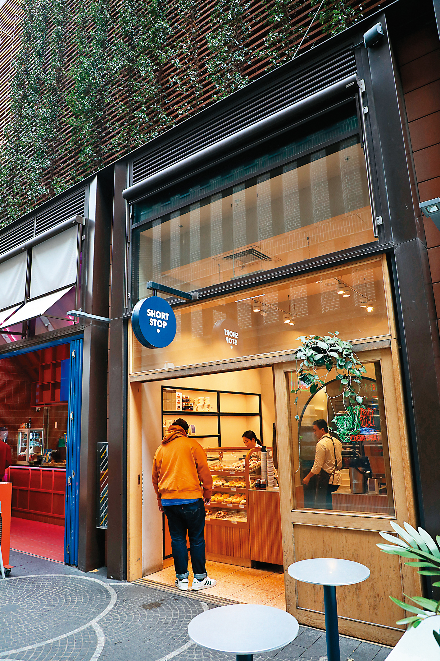 「Shortstop Coffee & Donuts」的店面雖小，但甜甜圈全都是新鮮製作。