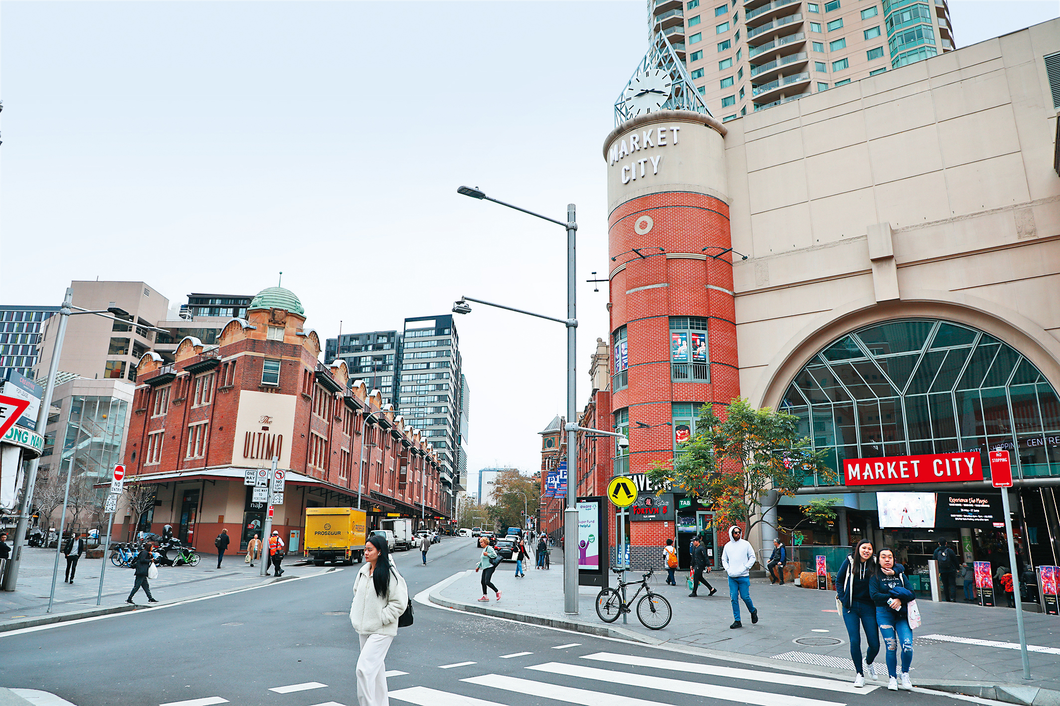 中國城Market City的樓上有一間超齊全的亞洲超市，很值得一逛。