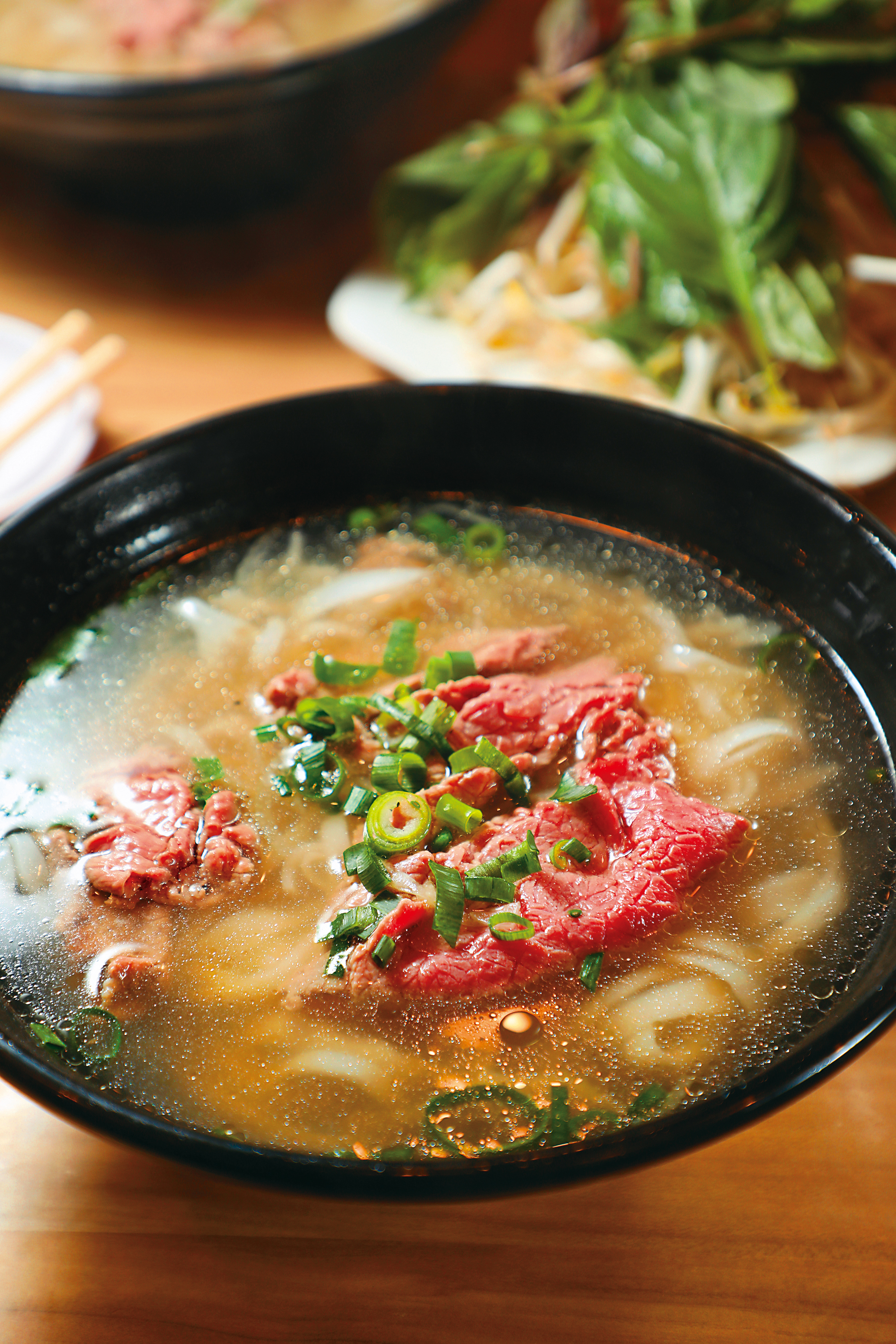 「生牛肉河粉」的湯頭是老闆家傳食譜，確實甘美。（澳幣17元／份，約NT$353）