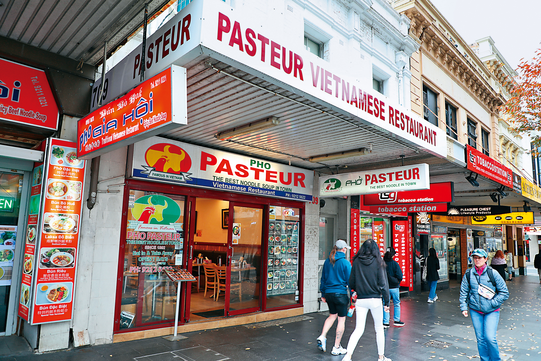 「Pho Pasteur」是在1982年開業的越南河粉老店，也提供各種越式特色菜餚。