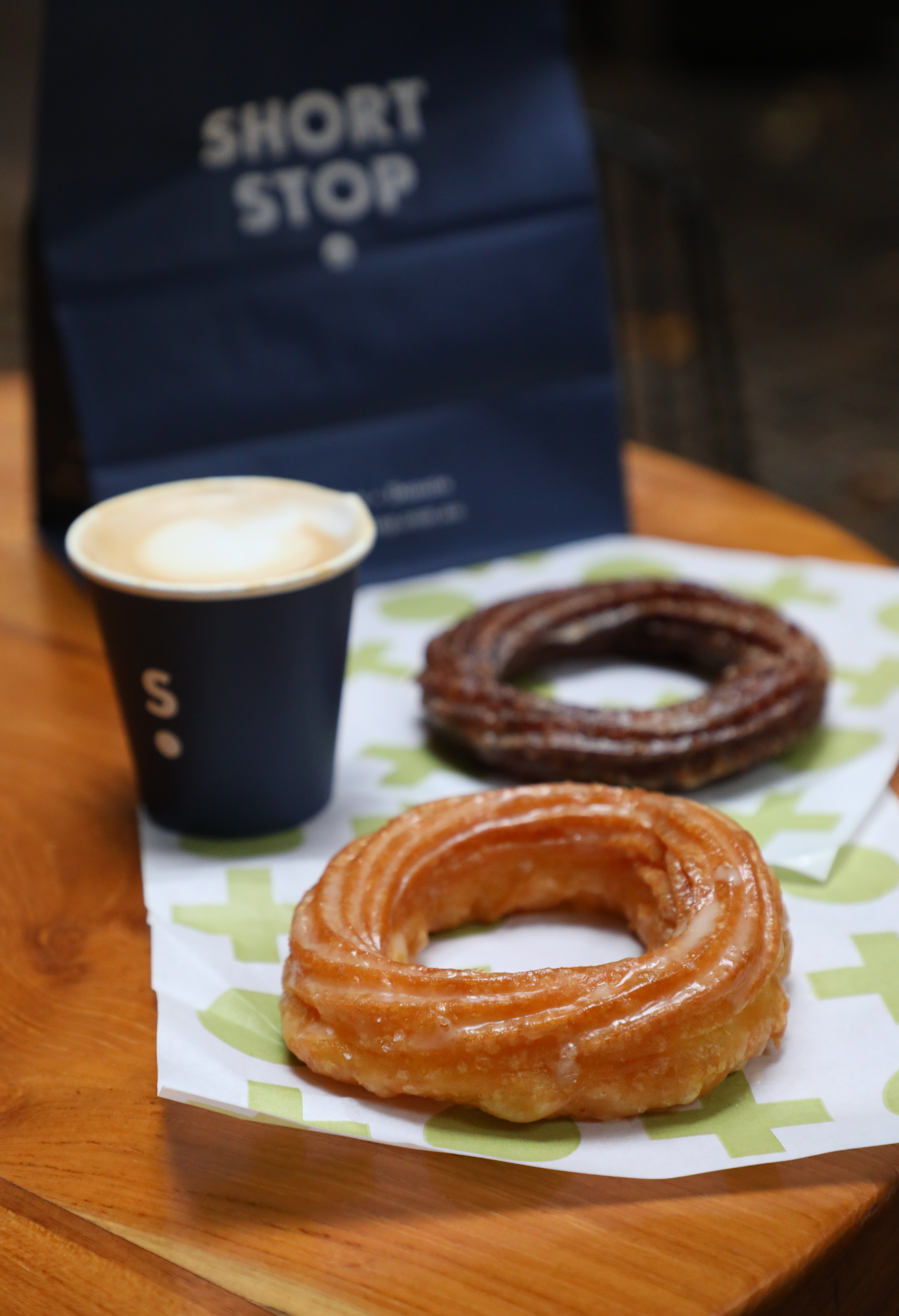 除了甜甜圈，Shortstop也有賣各種口味的Cruller（吉拿），前為澳洲蜂蜜海鹽口味（澳幣5元／個，約NT$106），後為香料蘋果酒（澳幣5.5元／個，約NT$117）。