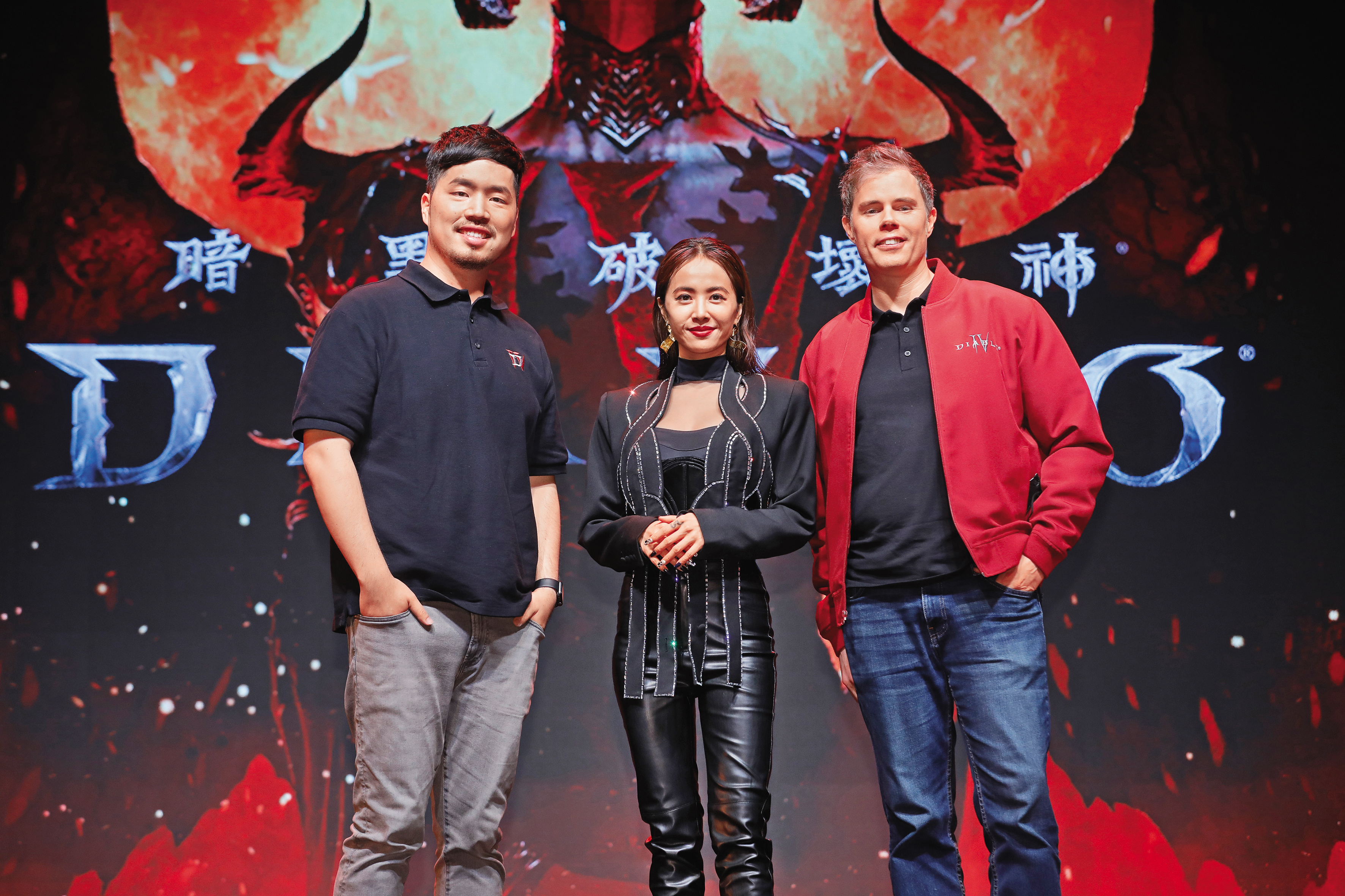 蔡依林（中）擔任《暗黑破壞神IV》台、港、澳代言人，遊戲總監Joe Shely（右）、資深遊戲製作人Paul Lee（左）來台參加上市記者會。