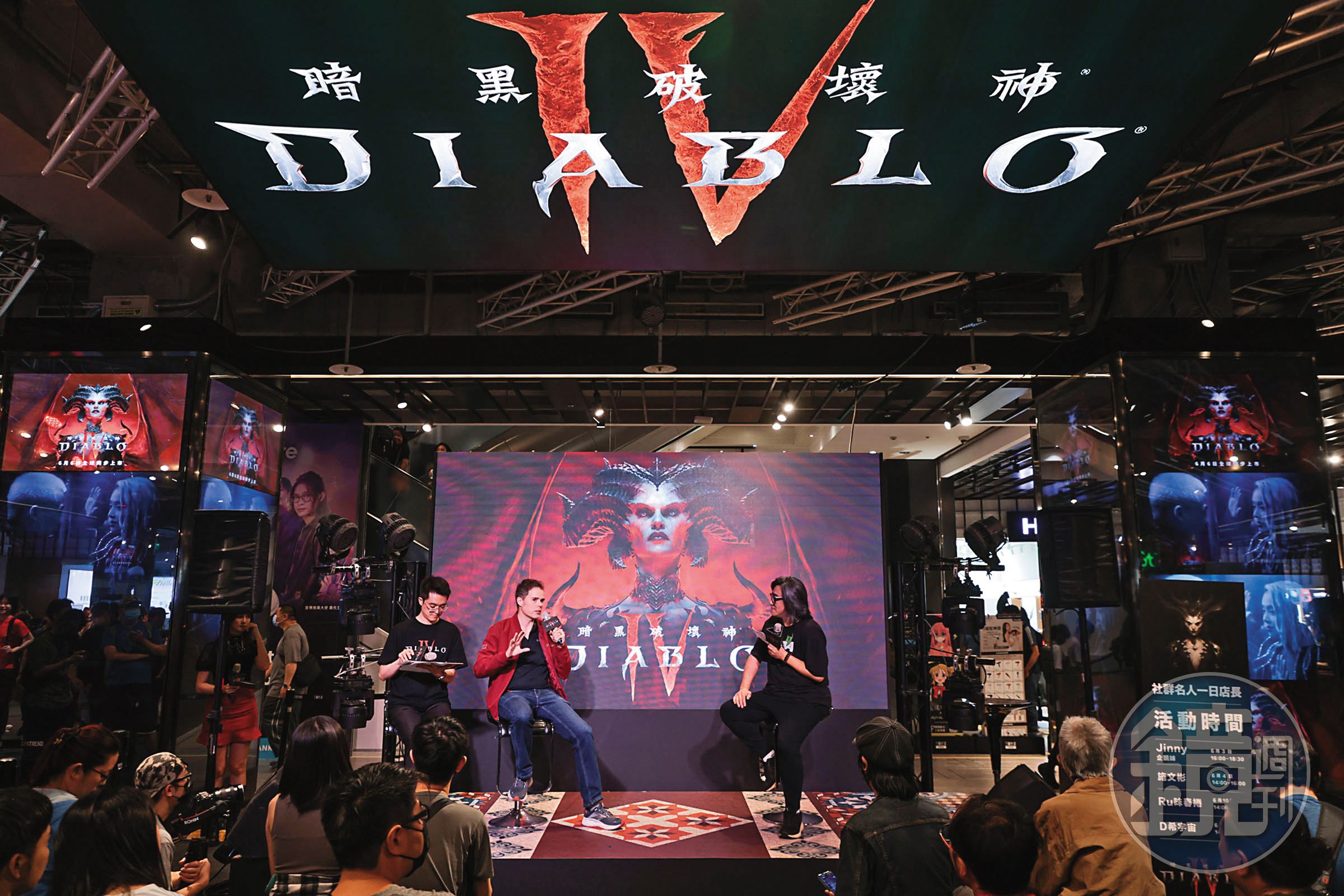 《暗黑破壞神IV》6月初在台舉辦上市活動,由歌手施文彬(右)擔任玩家社群代表提問,與遊戲總監Joe Shely(中)對談。(動視暴雪提供)