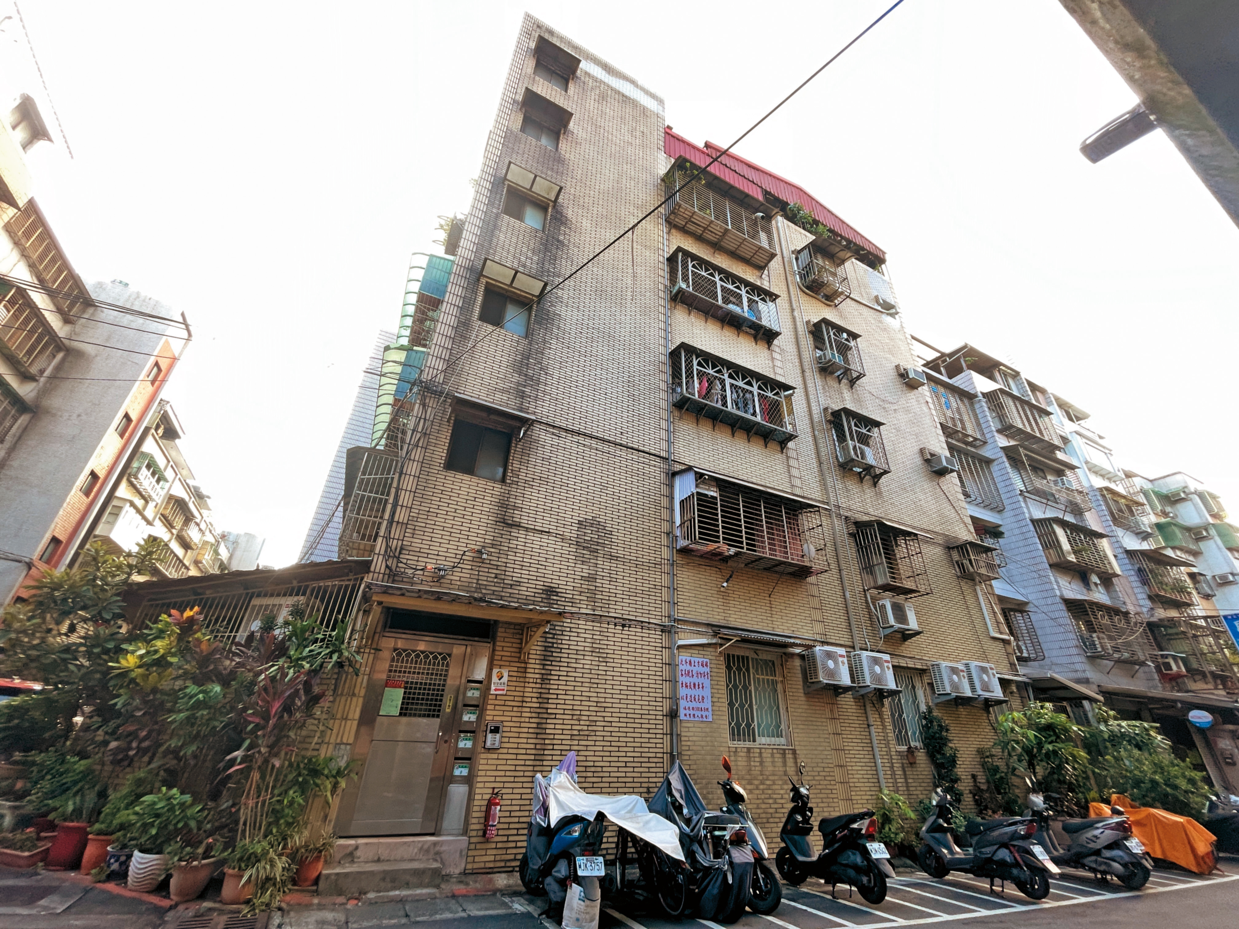 張姓老翁瞞著女兒捐給行天宮的9戶房產，包括位於台北市信義區的公寓。