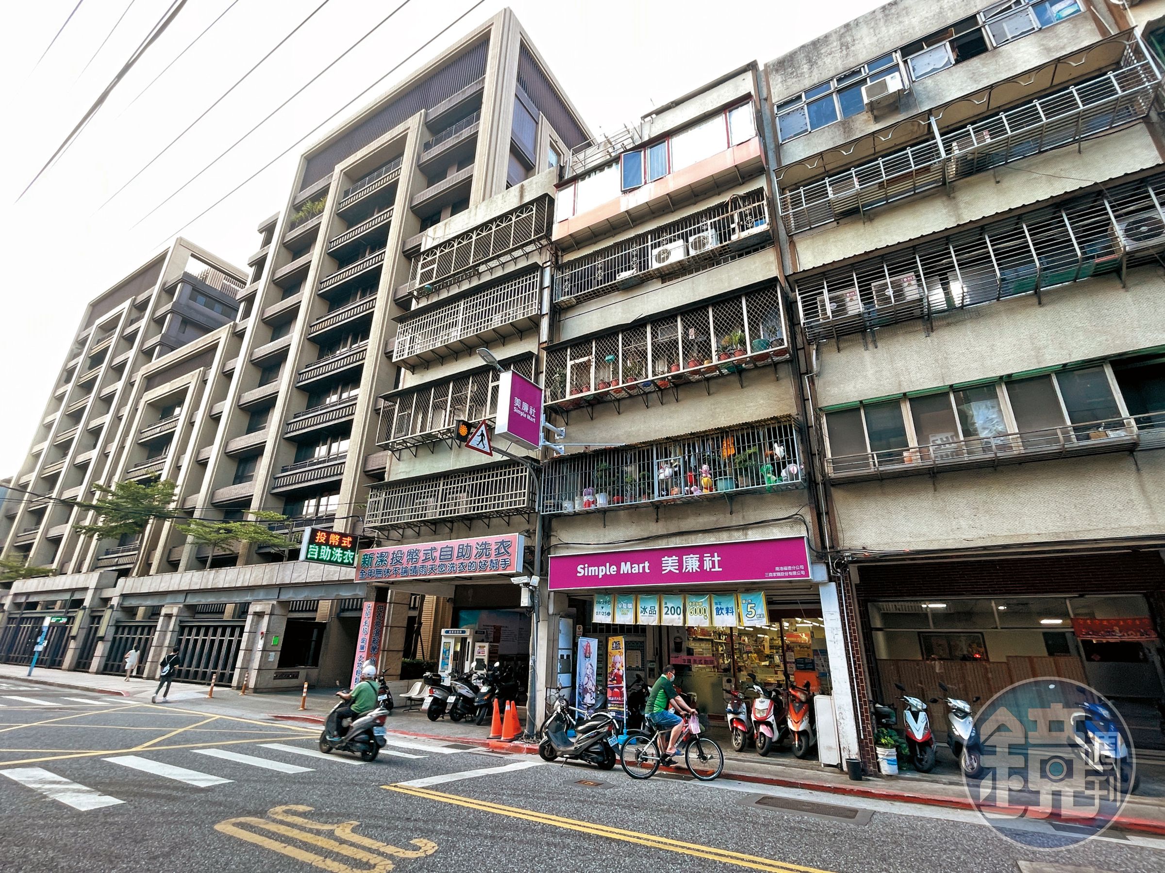 張姓老翁捐贈的房產位於台北市信義區及南港區，其中包含1樓店面。