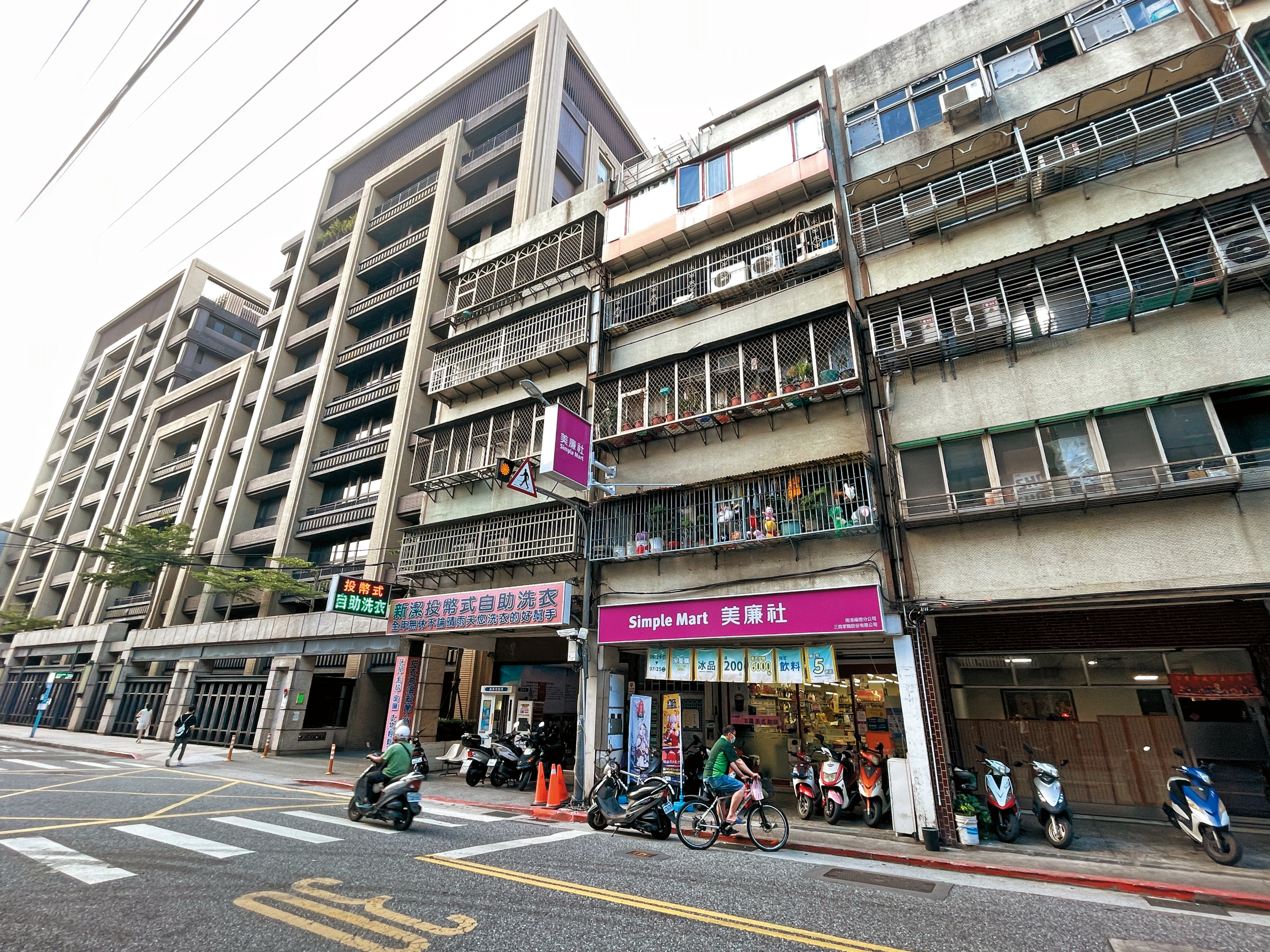 張姓老翁捐贈的房產位於台北市信義區及南港區，其中包含1樓店面。