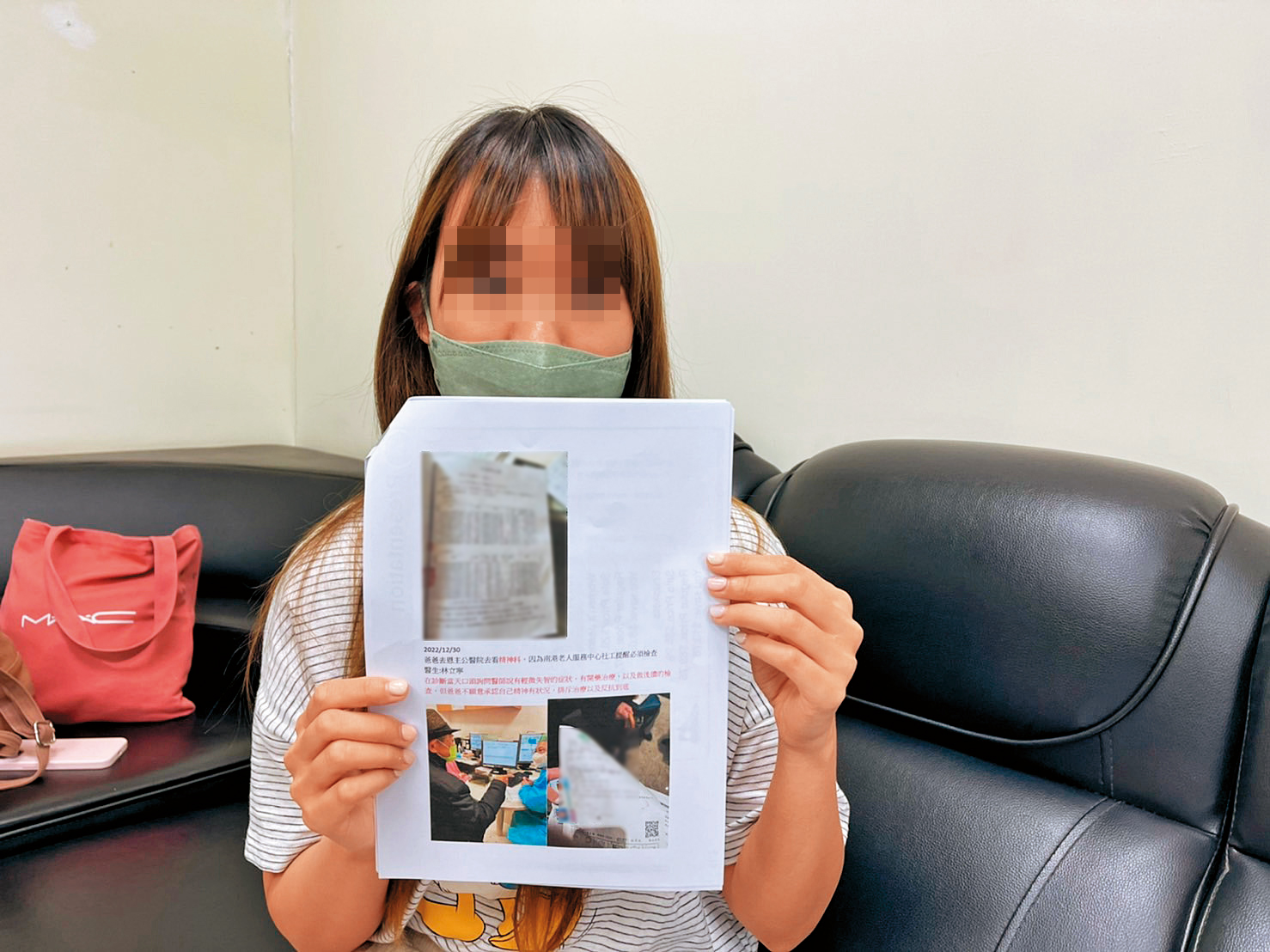 張小姐出示相關文件，控訴行天宮誘騙父親房產。