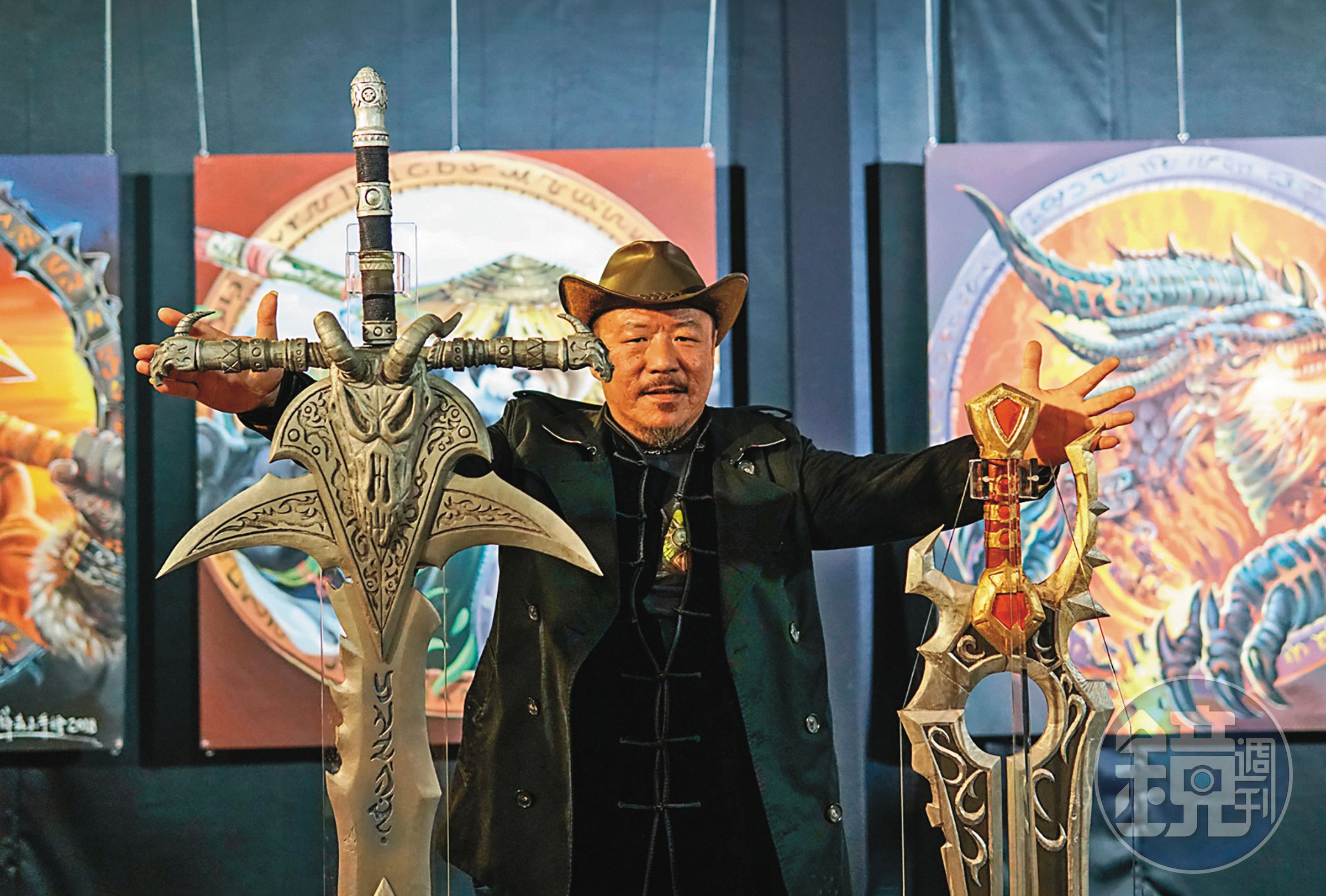 2019年《魔獸世界》推出15週年,動視暴雪邀多位台灣藝術家創作《魔獸》藝術品,木雕創作者林昭辰以木雕重現多款兵器。(周文凱攝)
