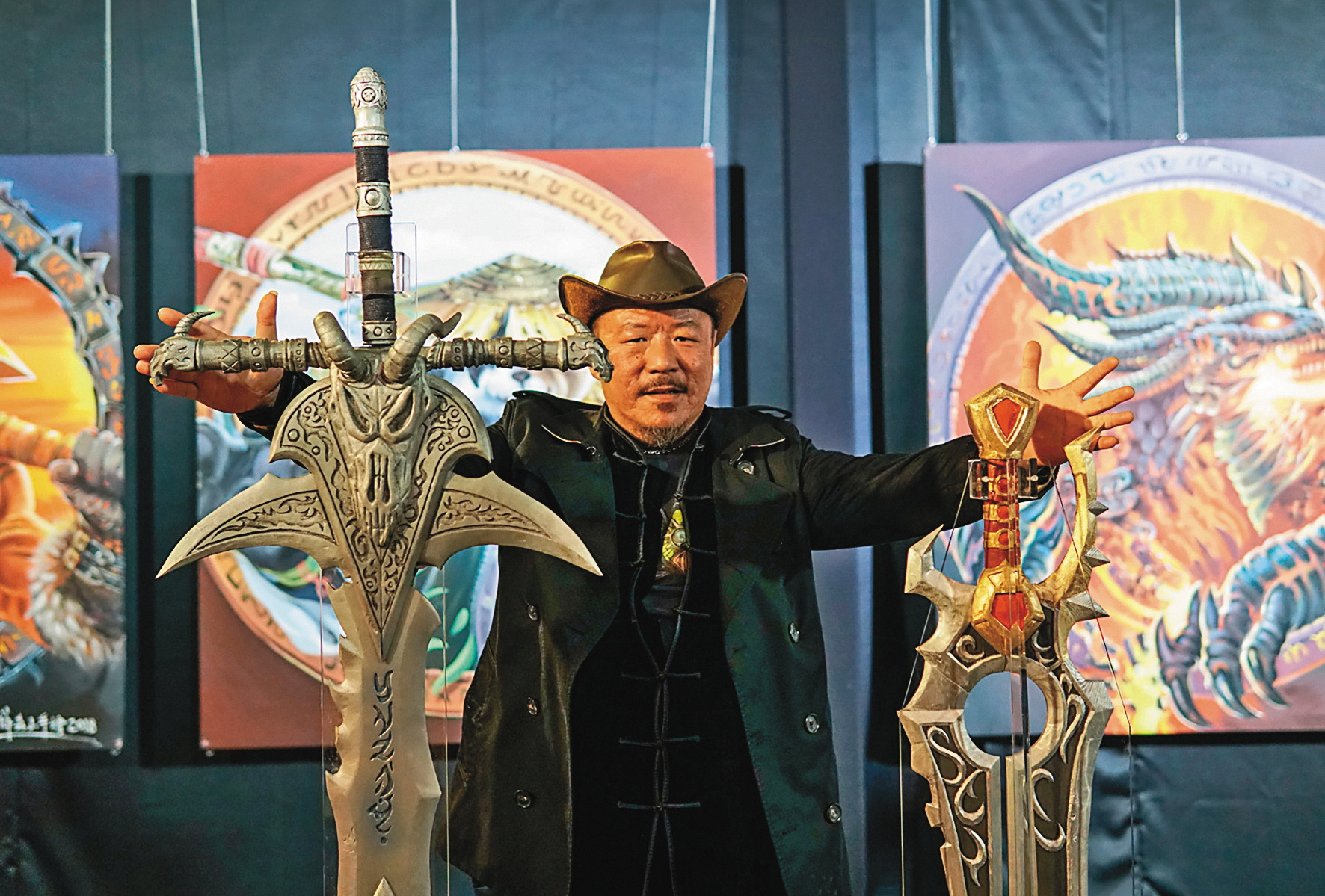 2019年《魔獸世界》推出15週年，動視暴雪邀多位台灣藝術家創作《魔獸》藝術品，木雕創作者林昭辰以木雕重現多款兵器。（周文凱攝）
