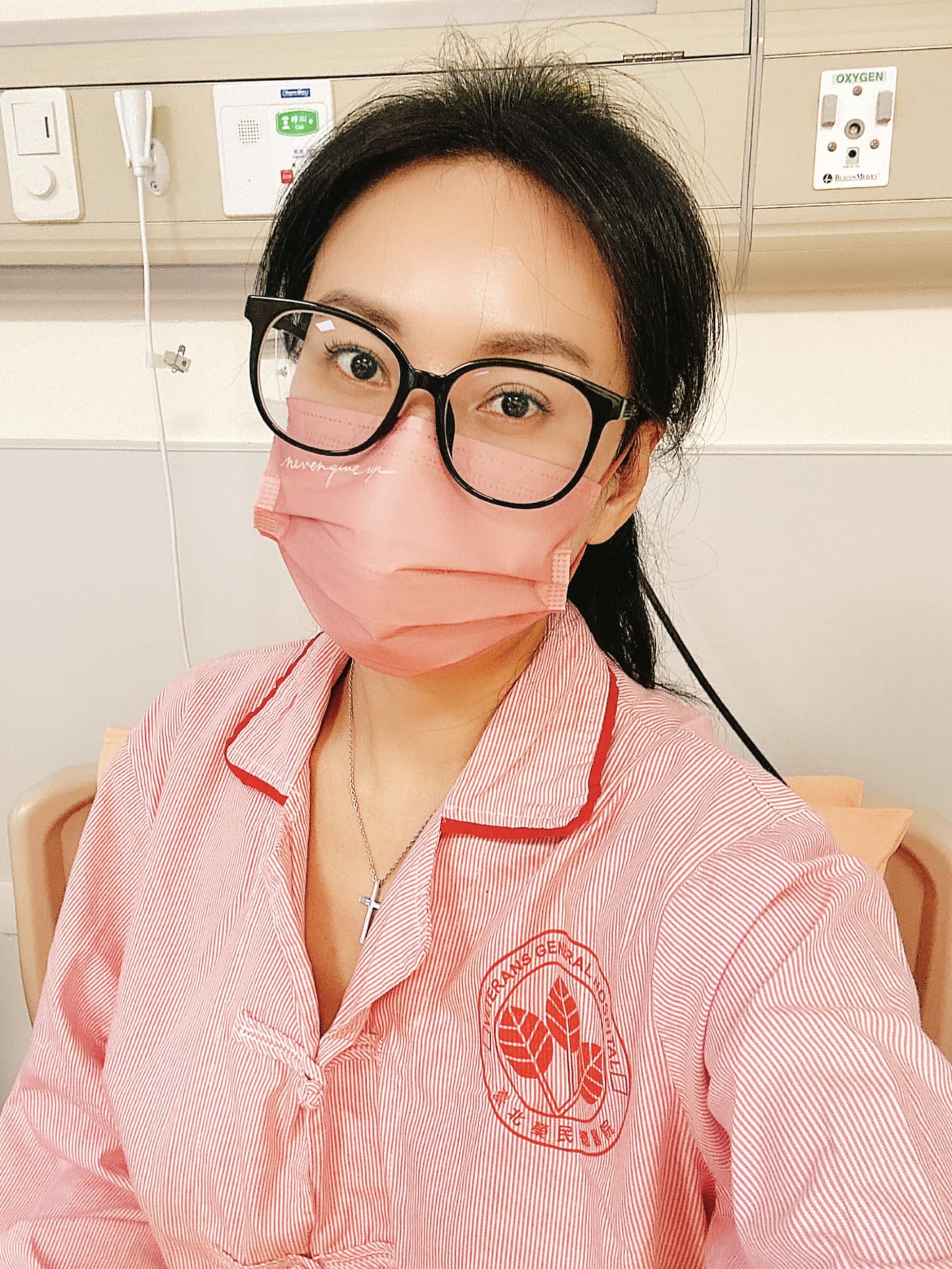 洪曉蕾到西班牙出遊卻因身體不適住進加護病房。(翻攝自洪曉蕾臉書)