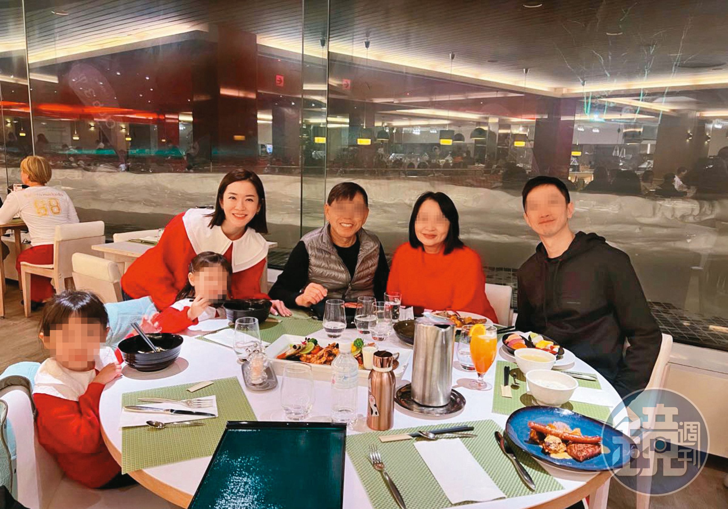 楊千霈(左一)婚後經常在臉書曬出祖孫三代一家和樂的照片。(翻攝自楊千霈臉書)