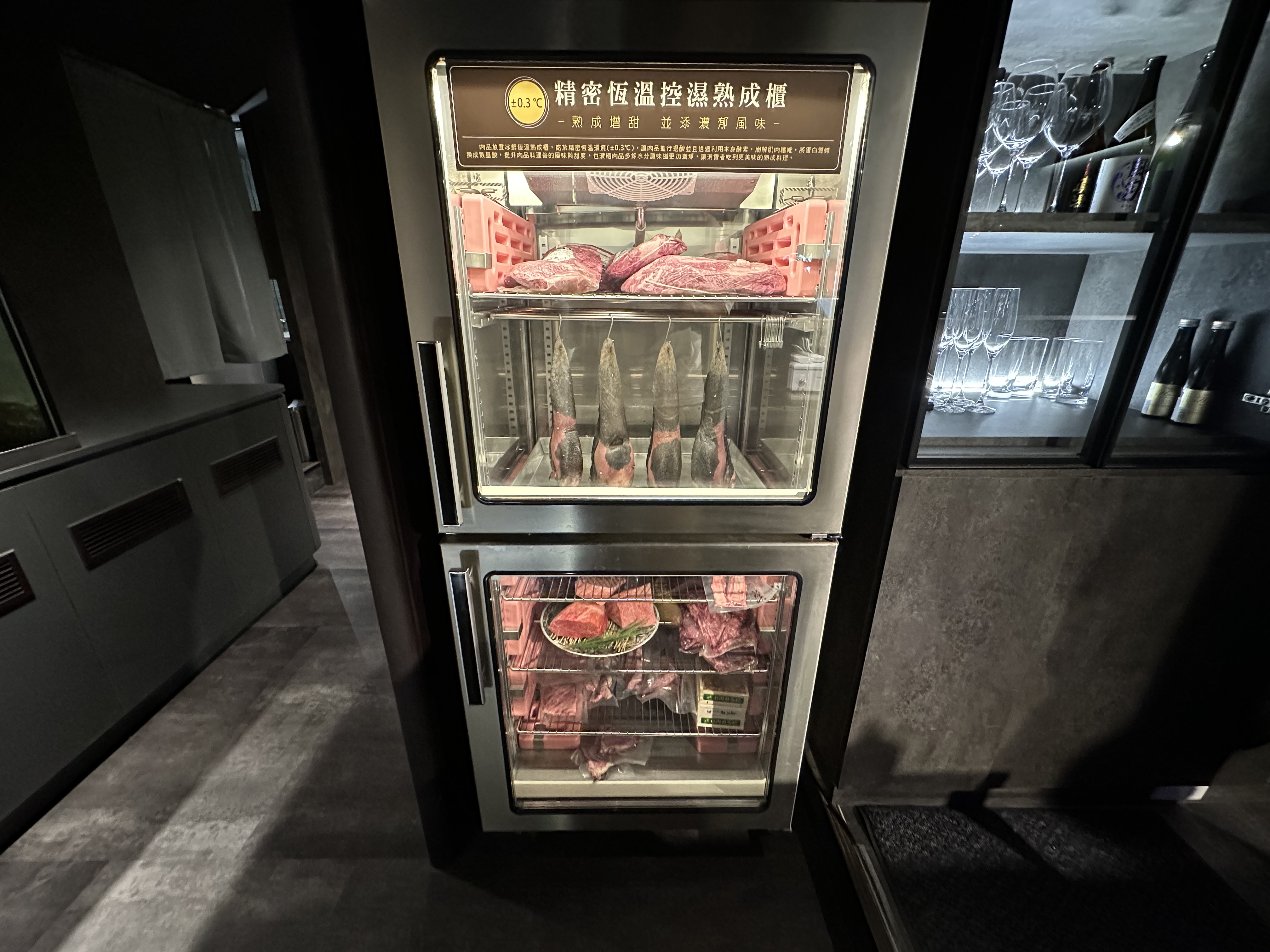 精密恆溫熟成櫃裡擺放日本和牛塊及牛舌。