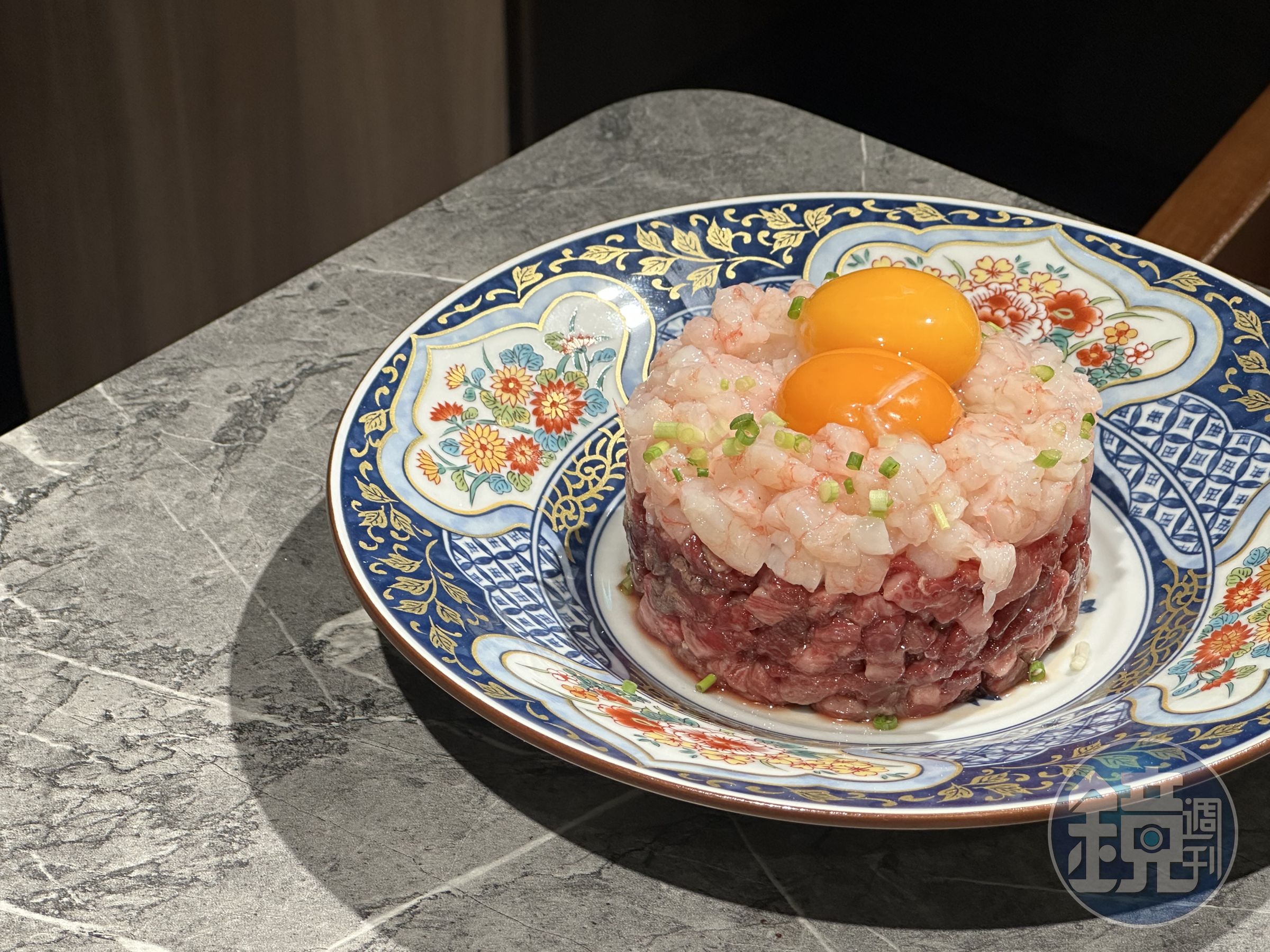 「甜蝦生拌和牛」會先把牛肉表面炙燒出油脂香氣。(青杉豪華雙人套餐菜色)