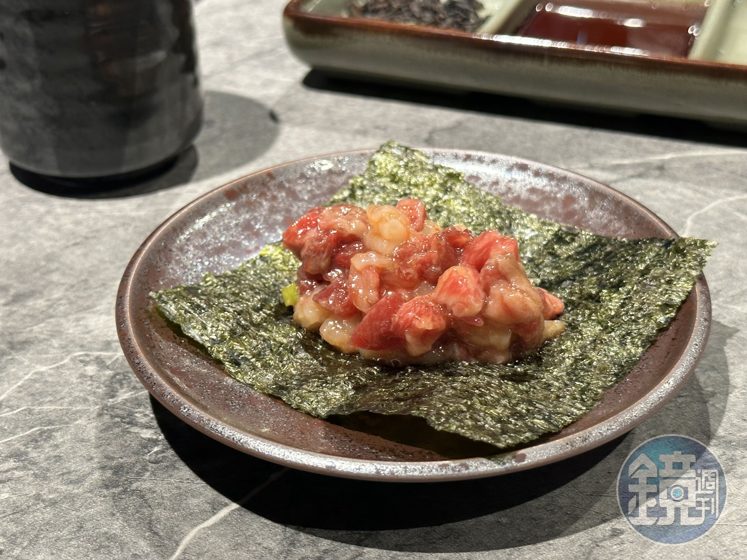 用海苔包著牛肉、甜蝦和紫蘇葉,一口吃很甜美。