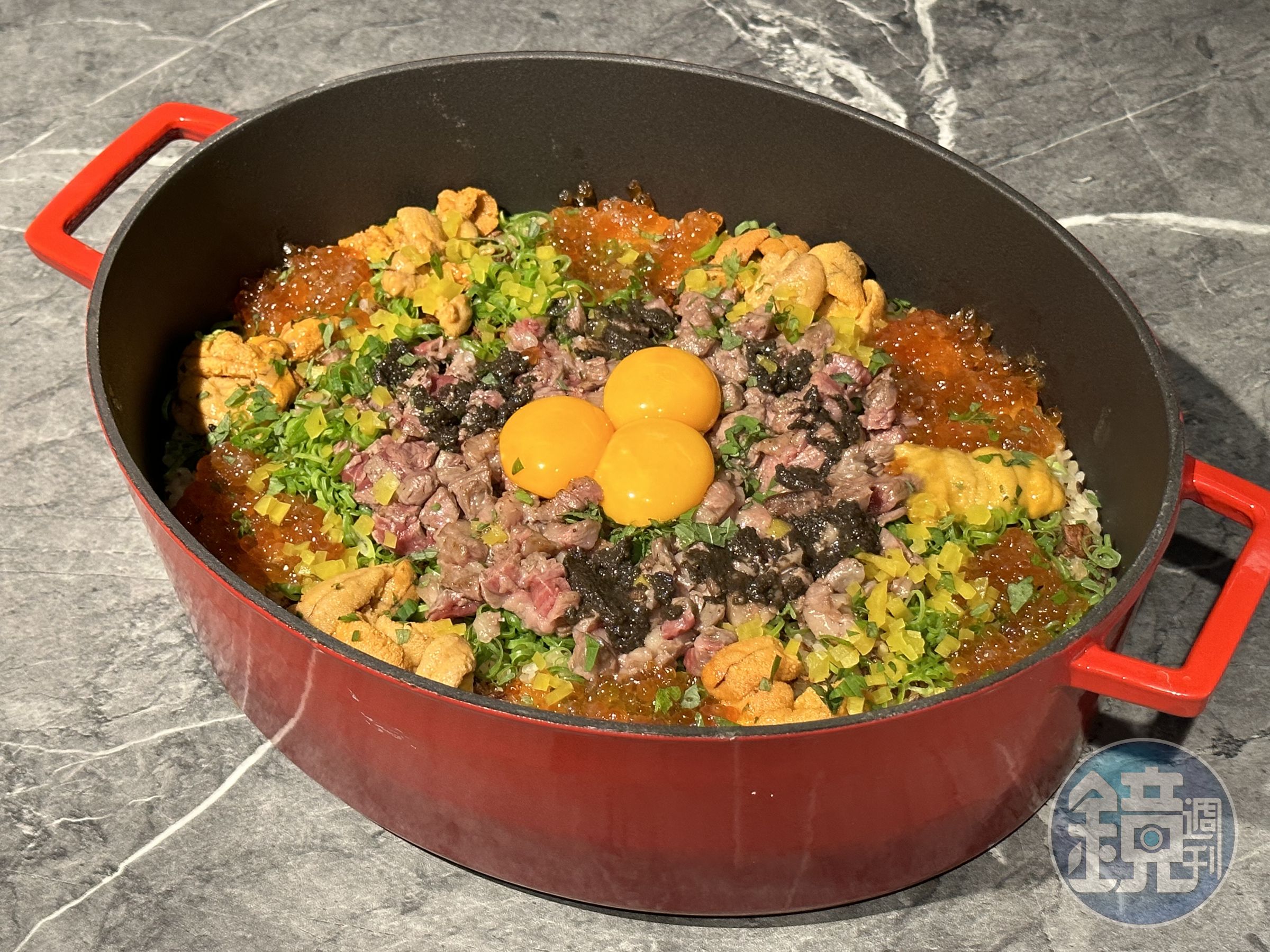 「海膽干貝鮭魚卵和牛炊飯」集結海陸奢華食材。(380元/一人份,需預訂)