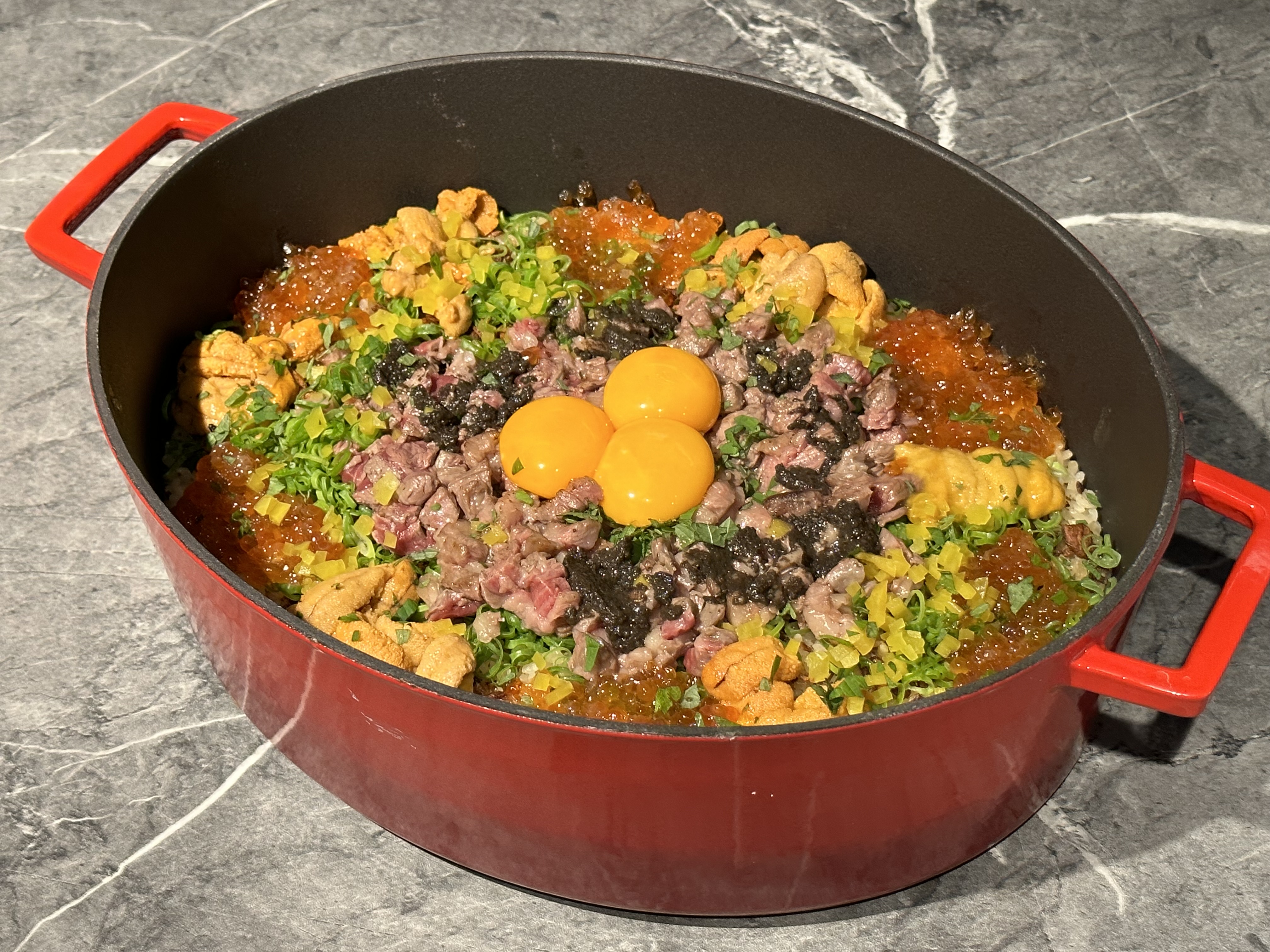 「海膽干貝鮭魚卵和牛炊飯」集結海陸奢華食材。（380元／一人份，需預訂）