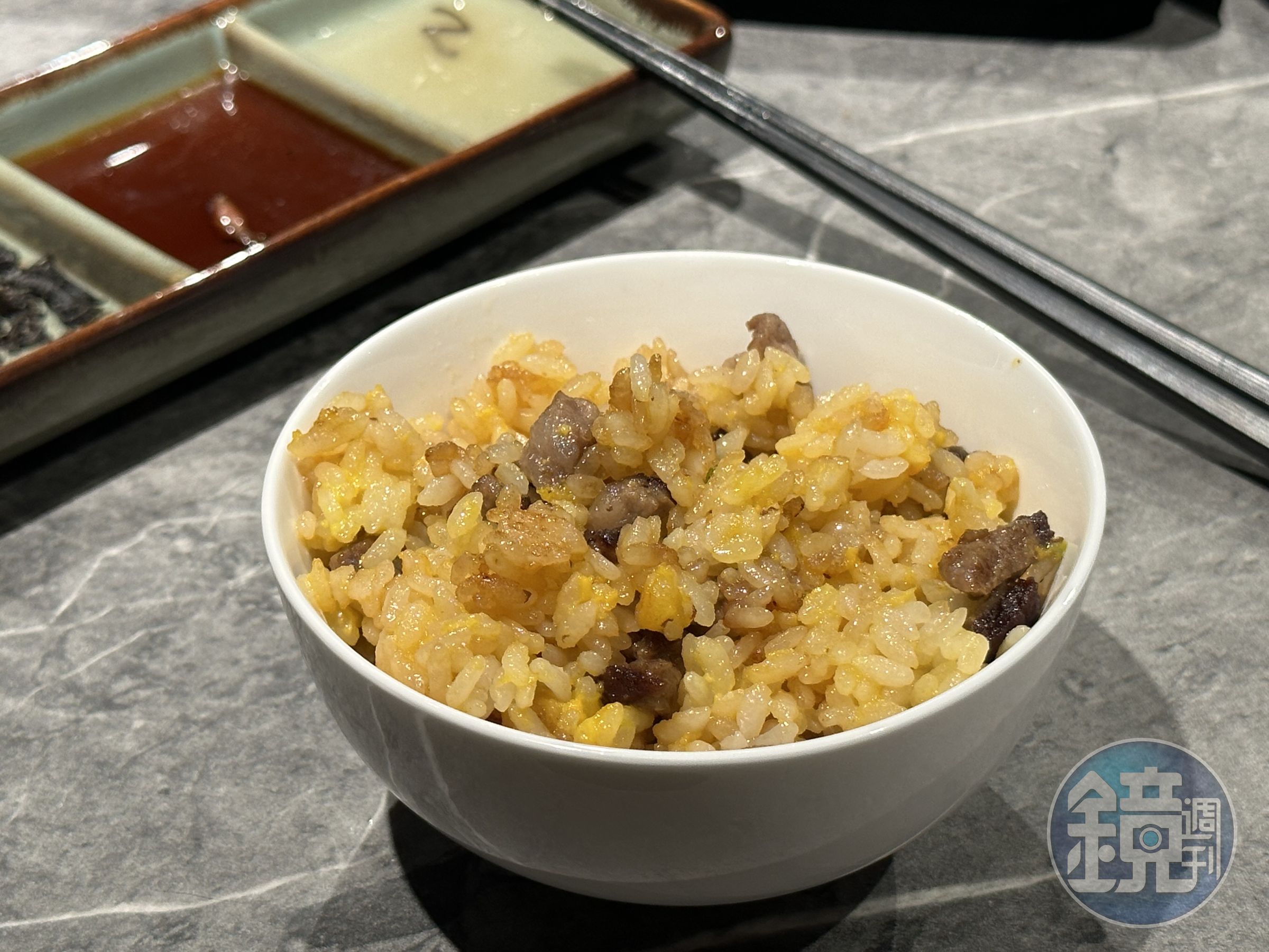 經過一小時燜蒸的炊飯,鹹鮮夠味,帶點焦香的雞蛋,有畫龍點睛的效果。