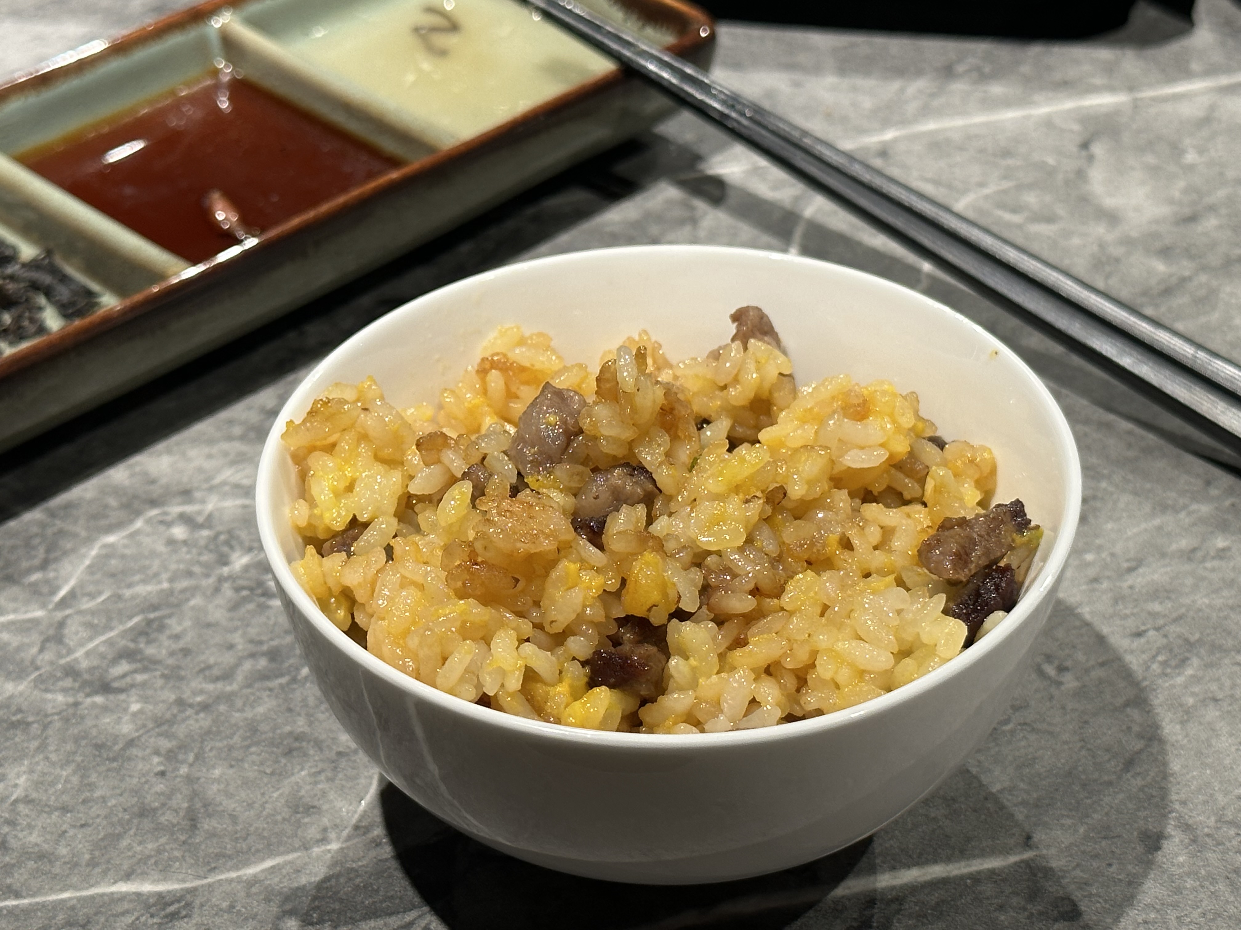 經過一小時燜蒸的炊飯，鹹鮮夠味，帶點焦香的雞蛋，有畫龍點睛的效果。