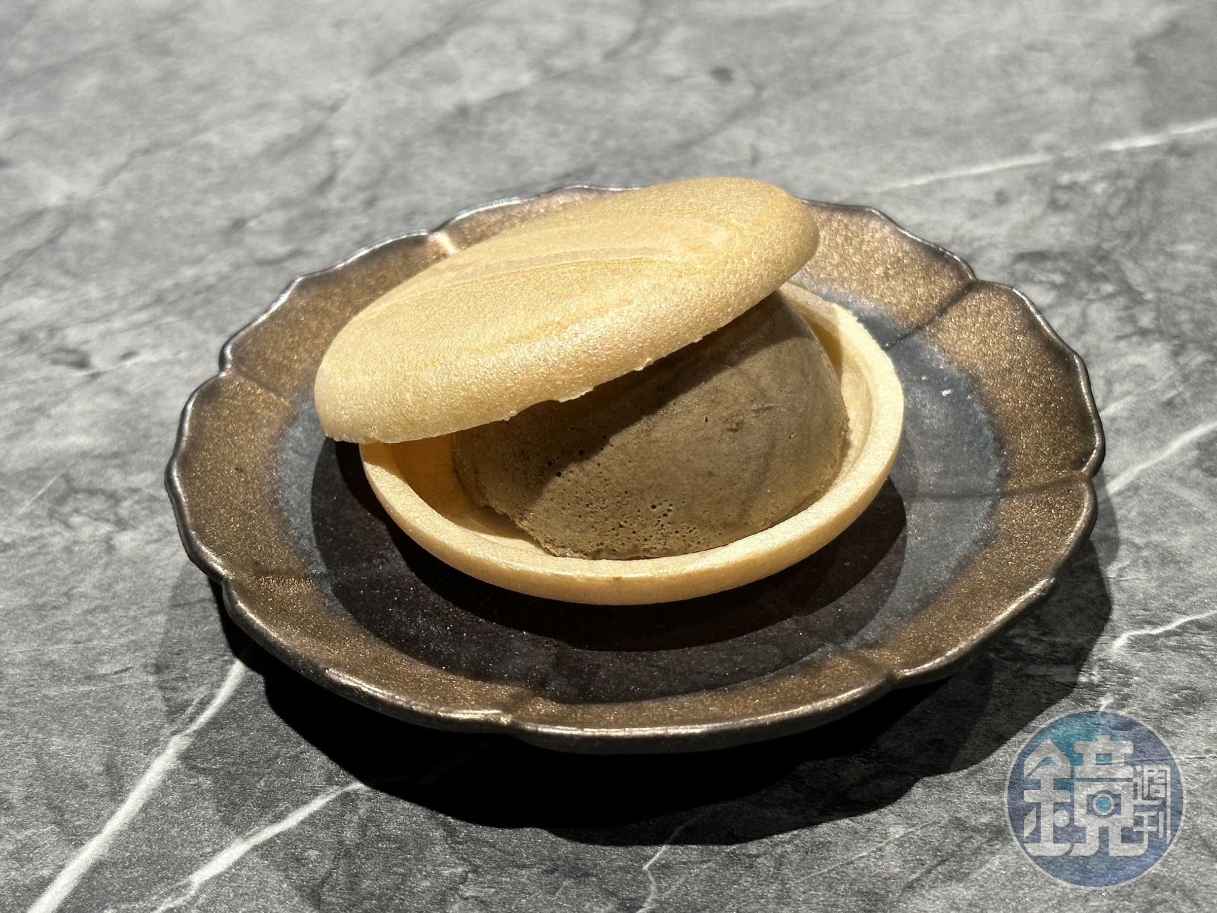 「手作最中焙茶冰淇淋」酥脆香濃,冰淇淋略帶苦甘,能解味蕾油膩。(青杉豪華單人套餐菜色)
