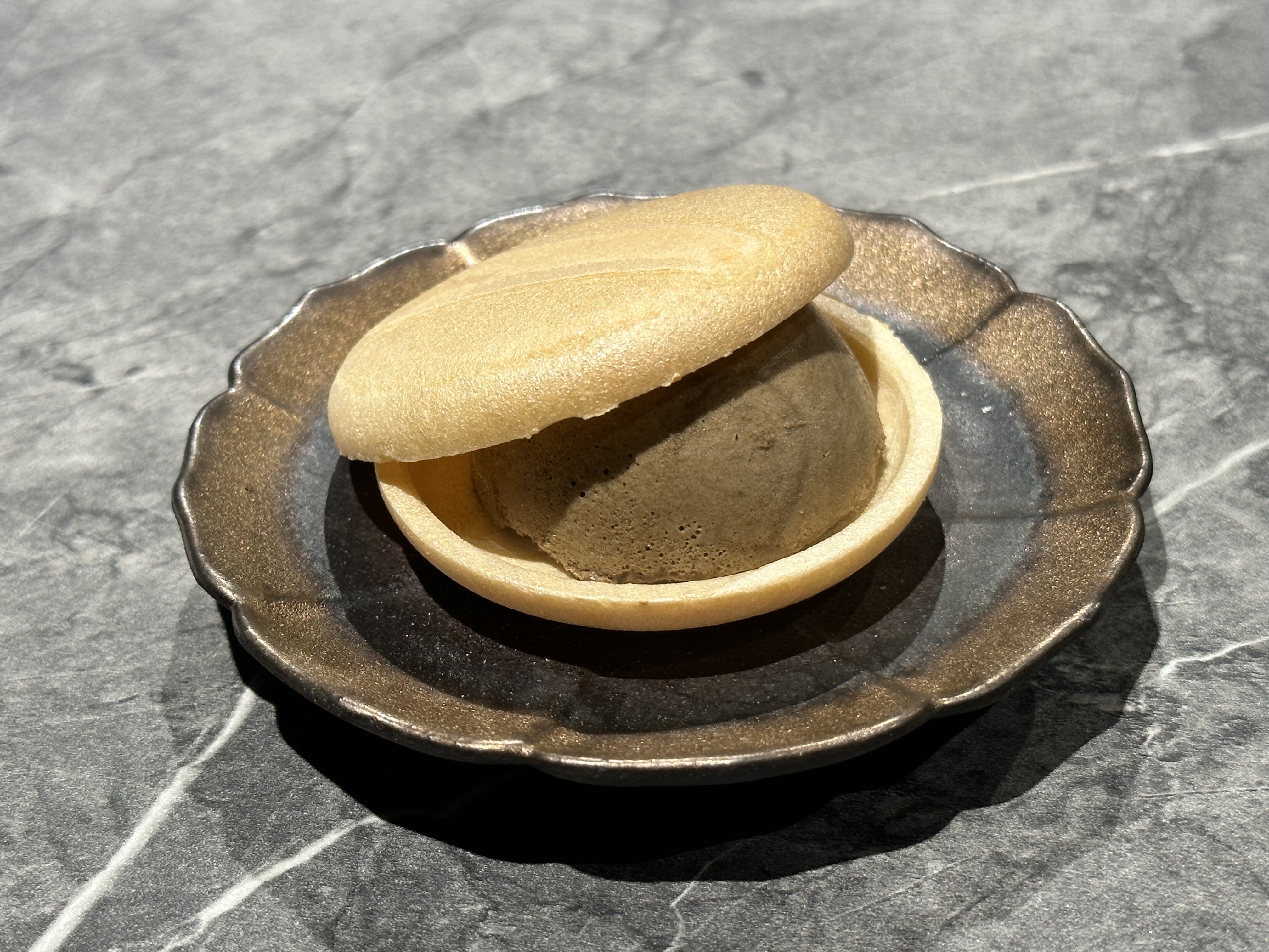 「手作最中焙茶冰淇淋」酥脆香濃，冰淇淋略帶苦甘，能解味蕾油膩。（青杉豪華單人套餐菜色）