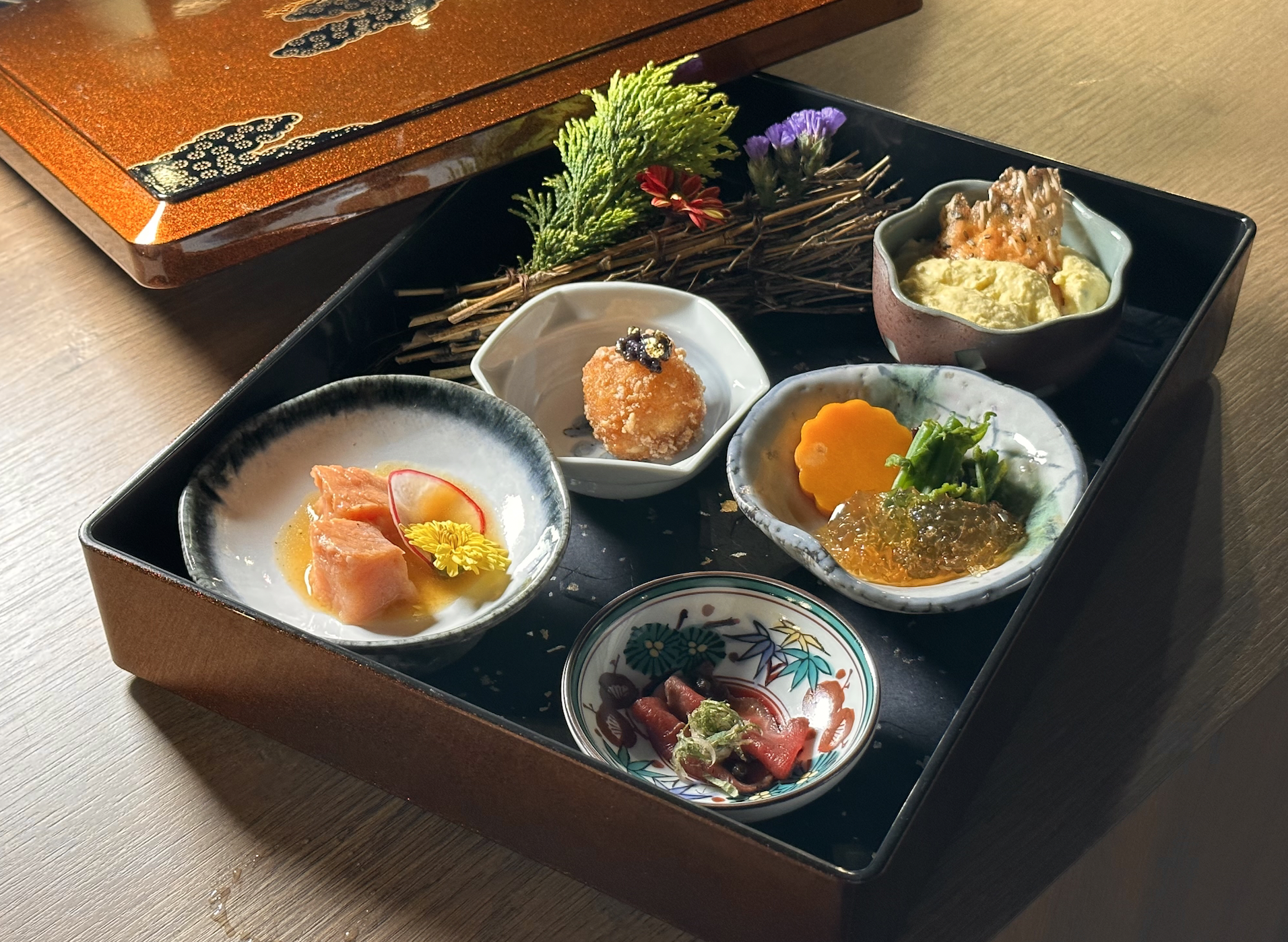 每份套餐都會以懷石料理的「八寸」作為開場，用精緻小品幫客人開胃。