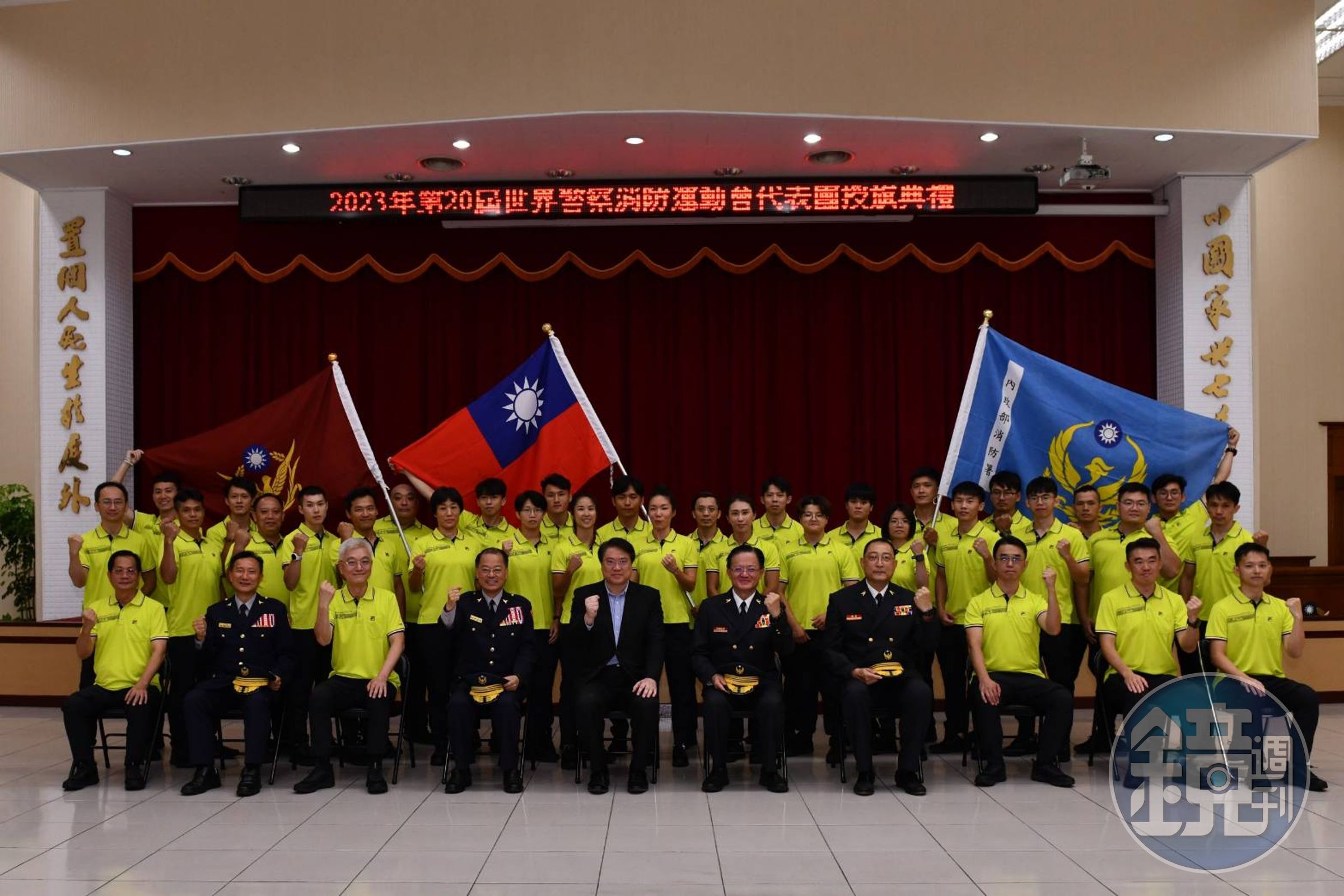 林右昌與參與世界警察消防運動會成員合影。(警政署提供)