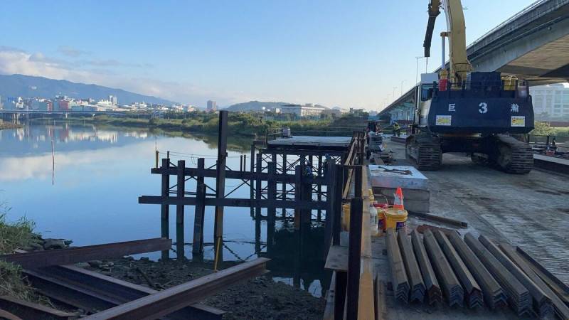 「民權大橋跨河段上部結構改建統包工程」預計於2025年7月全部完工。（翻攝自台北市工務局網站）