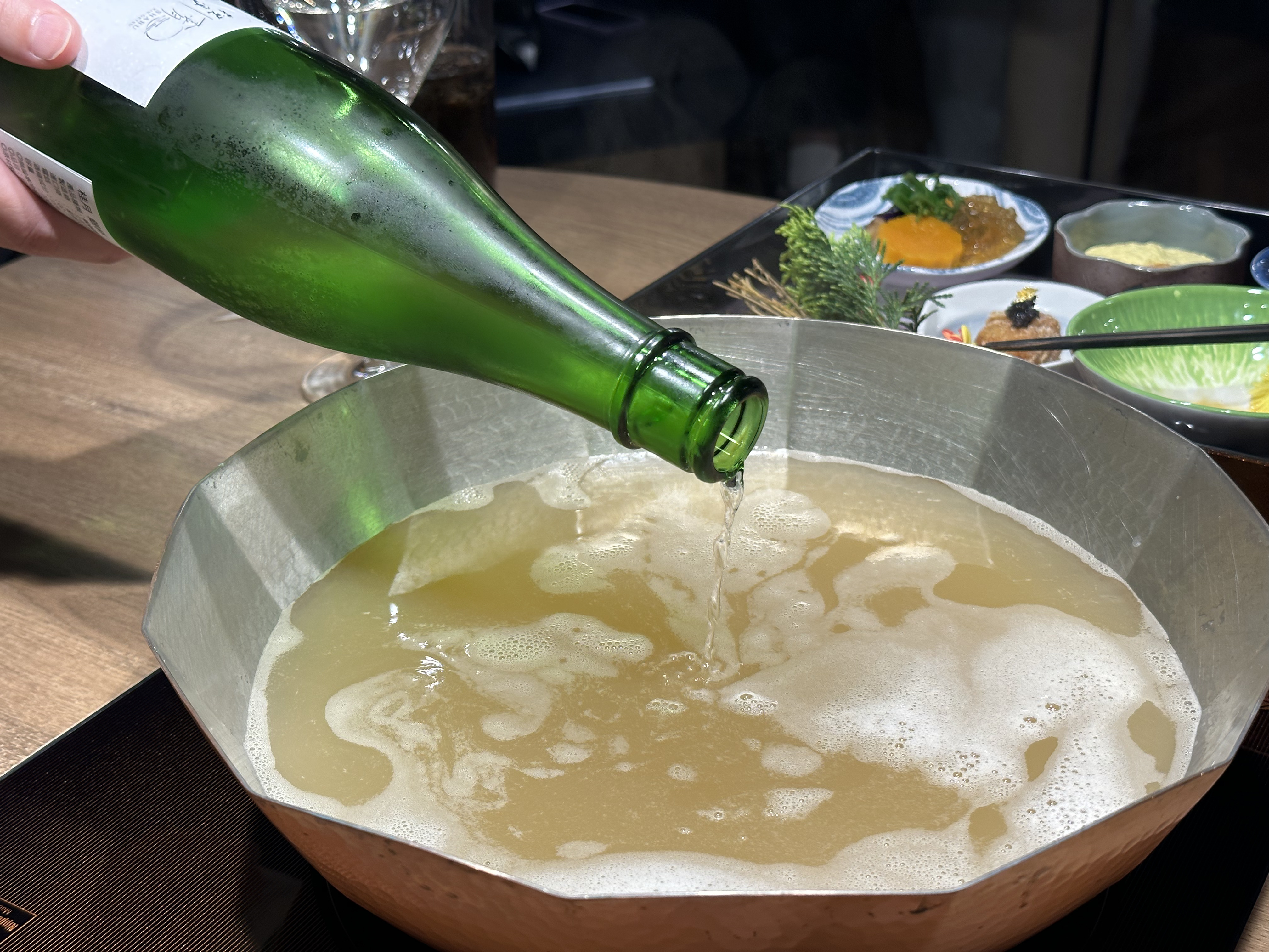 清酒入湯是創辦人王斯楷最推薦的吃法。