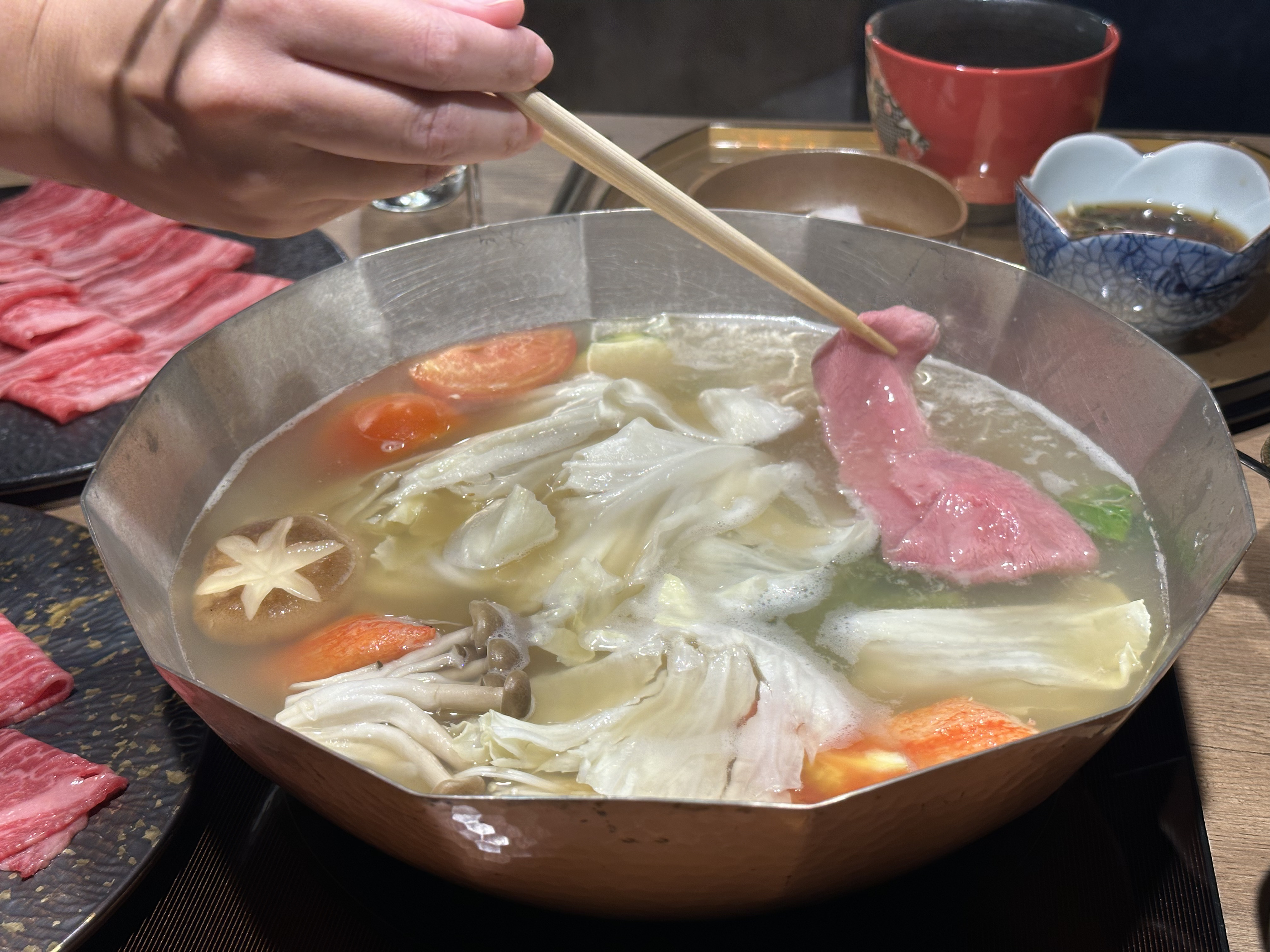 輕涮5秒，呈現粉紅色澤的口感最柔嫩甜美。