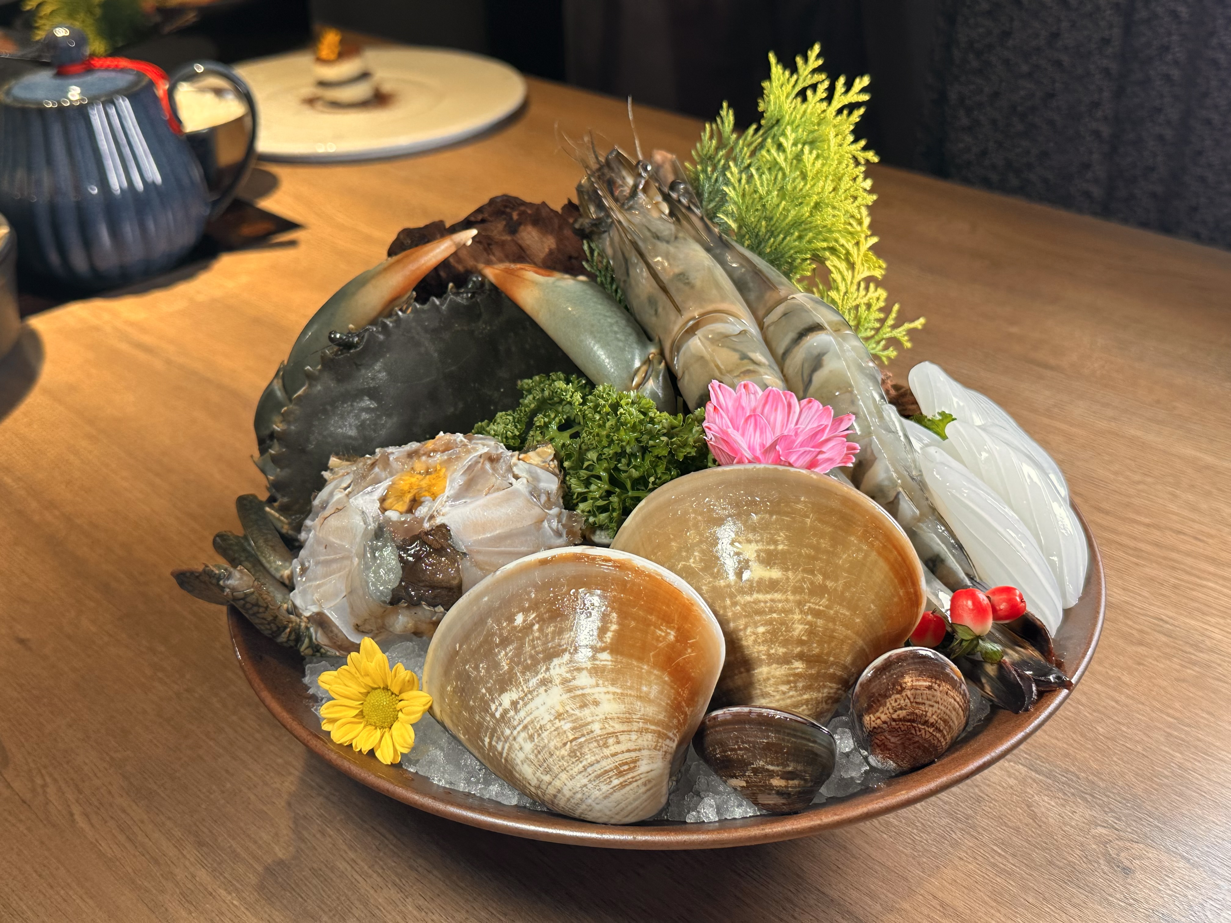 海鮮拼盤吃得到海虎蝦、馬蹄蛤、青蟳、紋甲花枝和文蛤。（雙人頂級海陸套餐，每人2,940元）