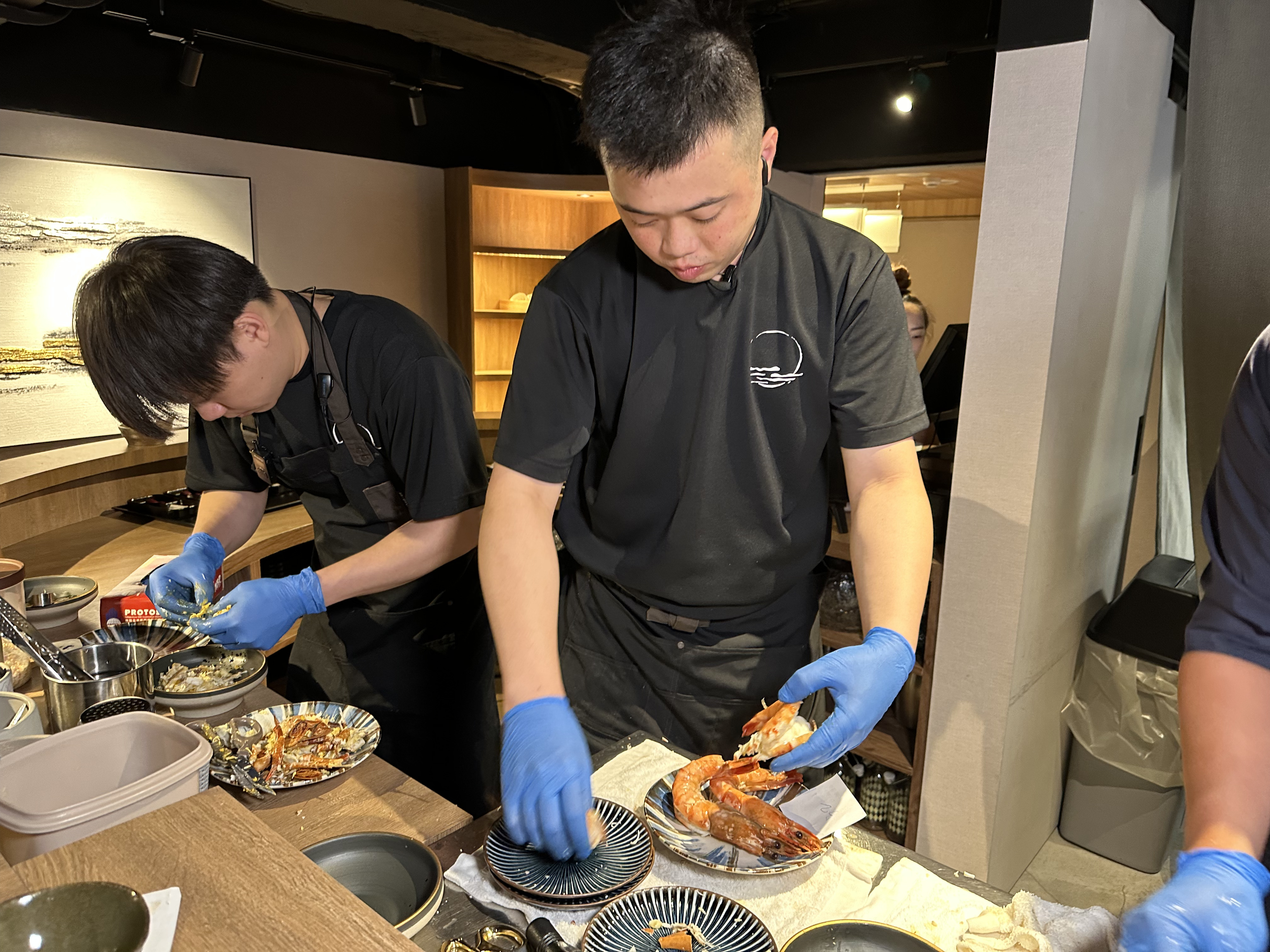 店裡有剝殼大隊，幫客人去蝦殼、挑蟹肉。