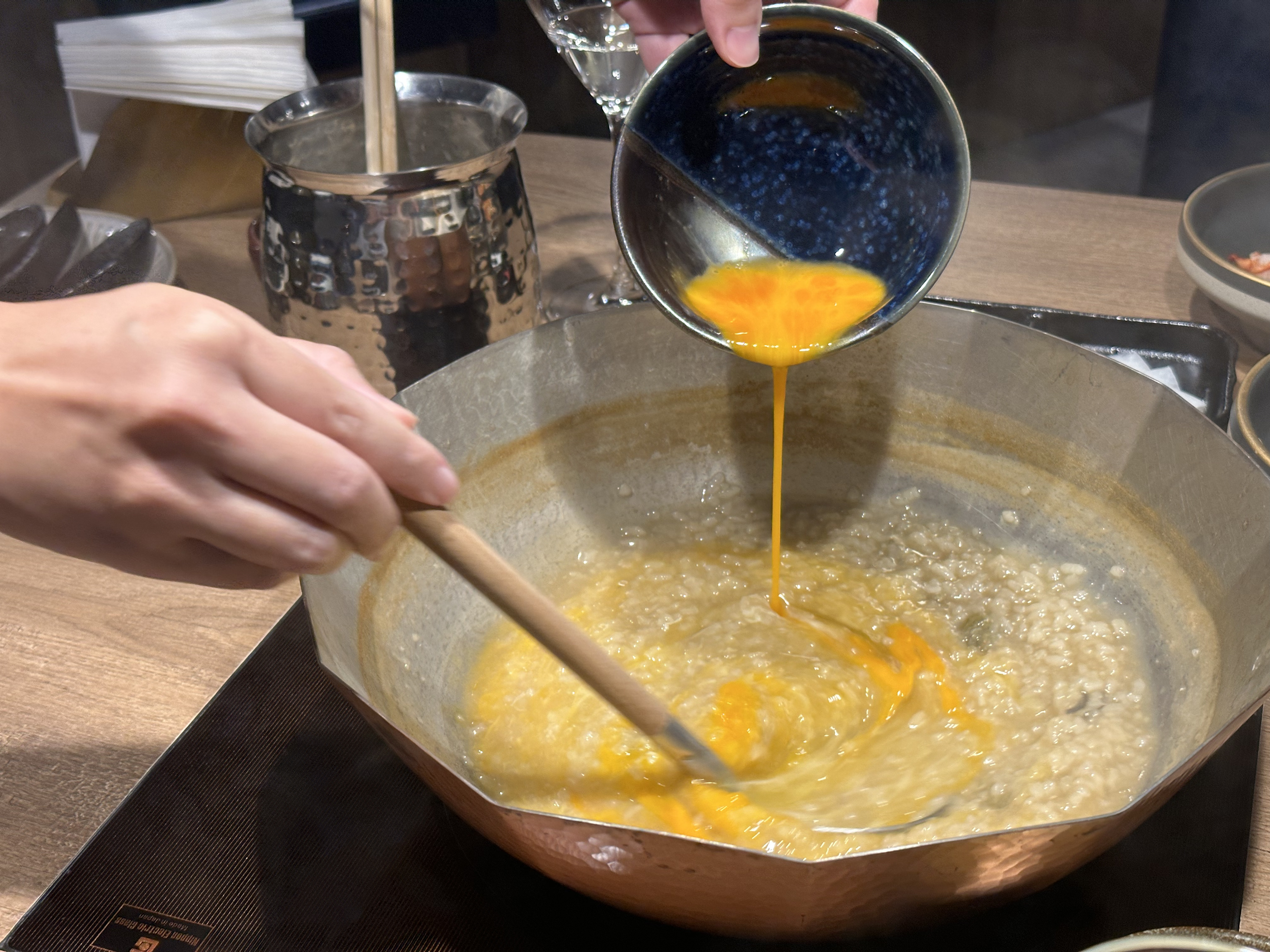 涮完所有食材，可以請專人幫忙煮雜炊。