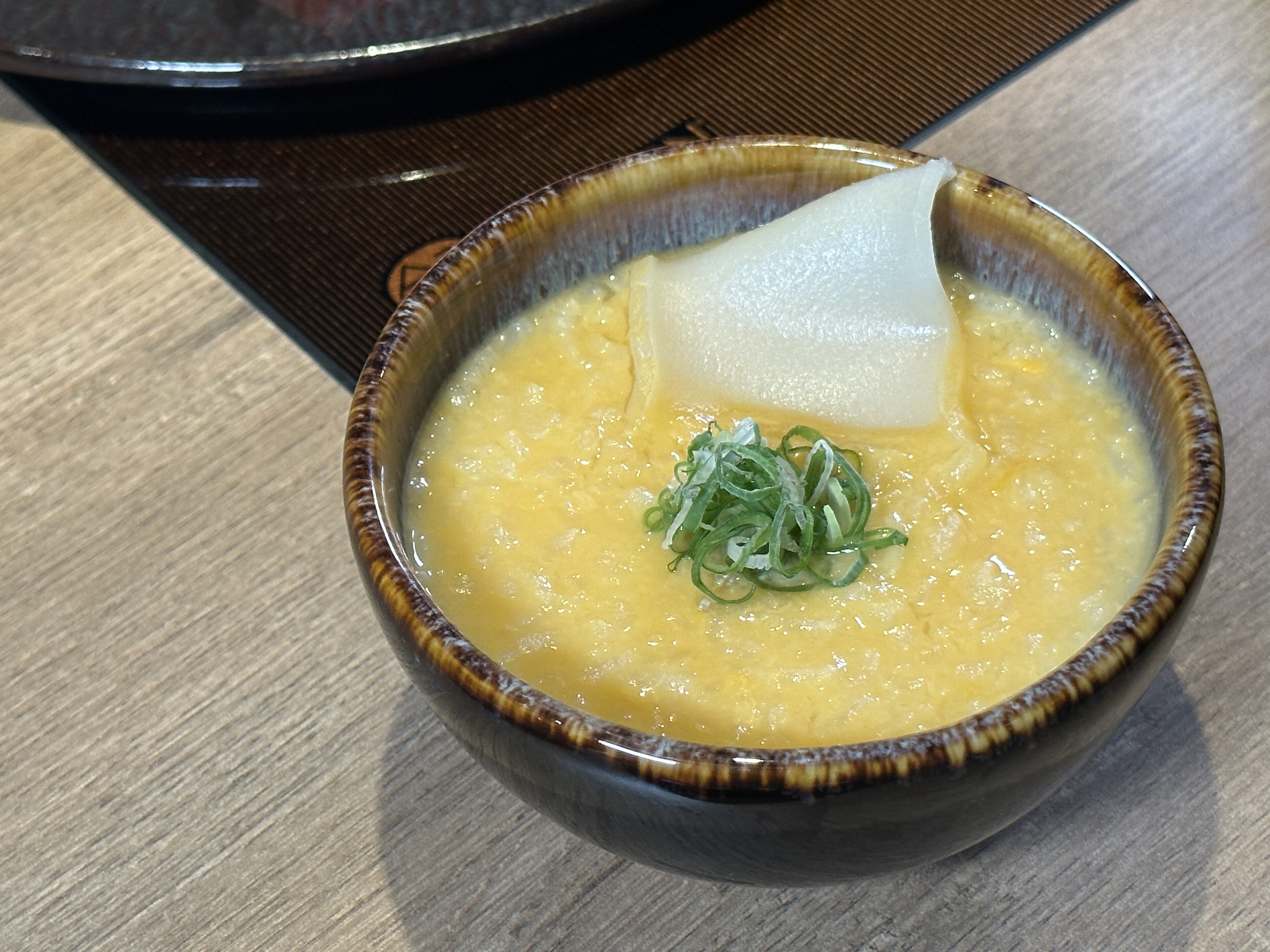 雜炊集結所有食材的精華味道，若湯底有加清酒，可以喝到米粕的甜味。
