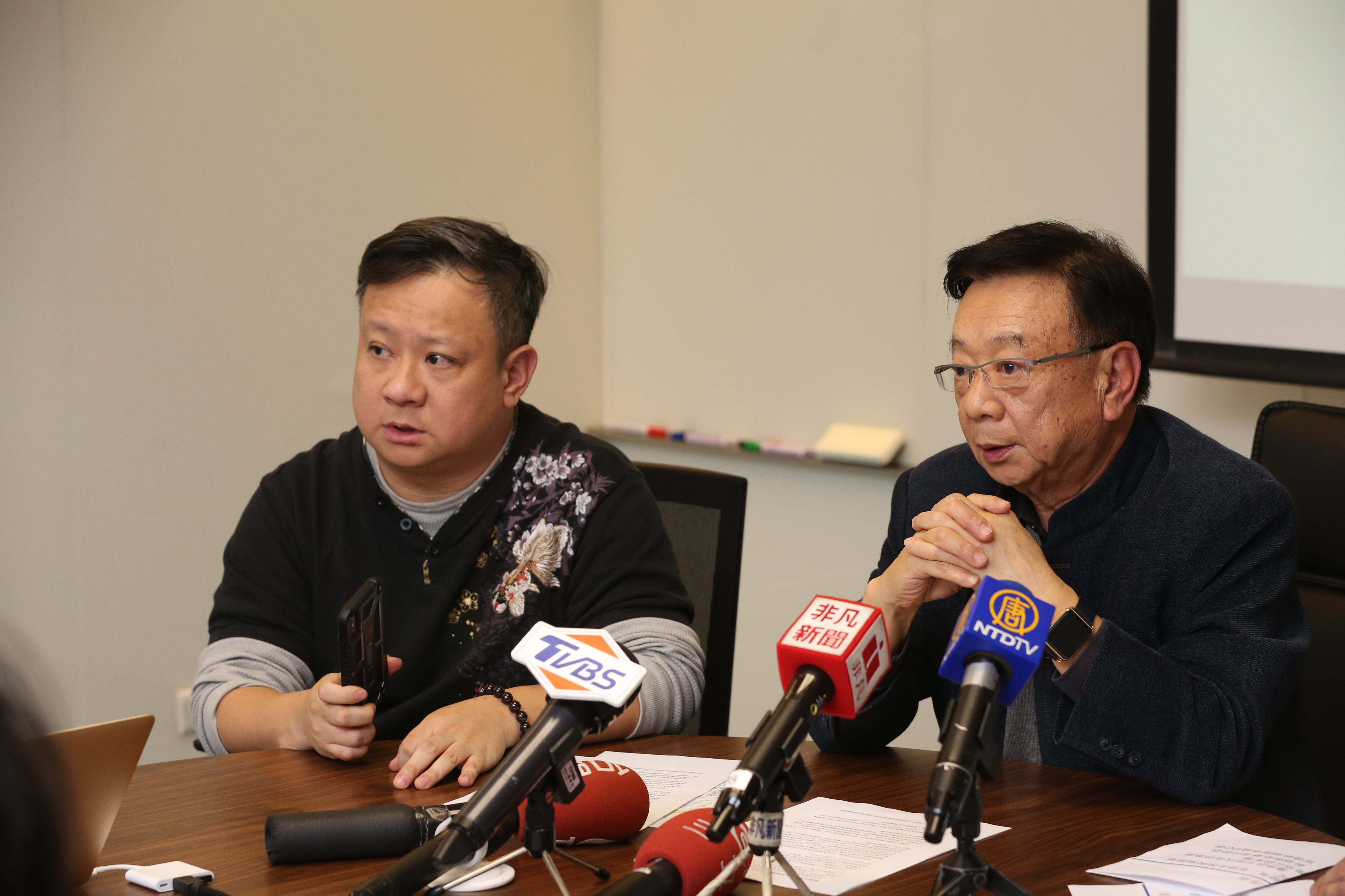 宣昶有（左）代替爸爸宣明智（右）出席柯文哲的餐敘活動，透露爸爸支持「藍白合」或「白藍合」。（本刊資料照）