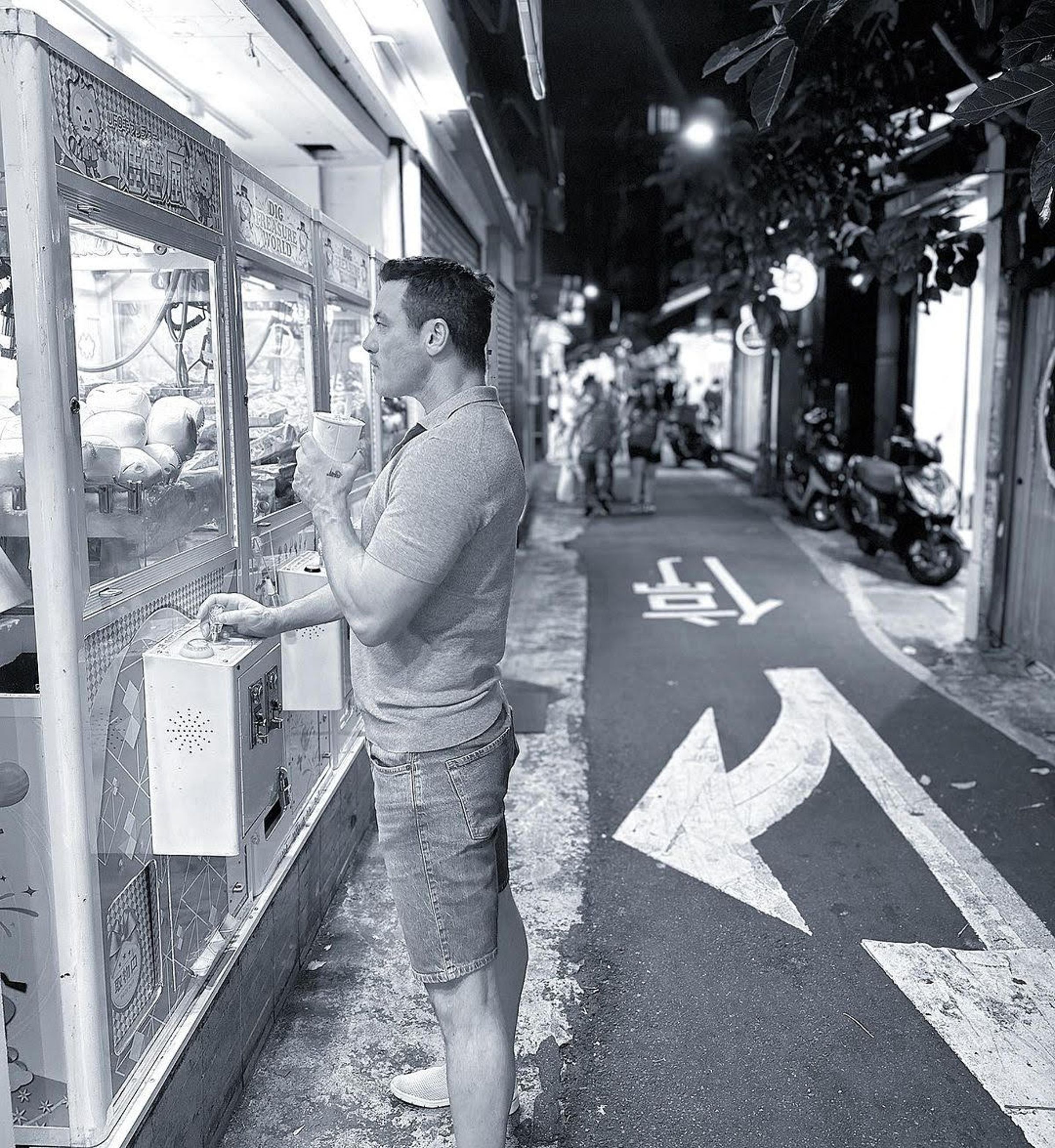 路克伊凡斯來台拍片,閒暇時逛夜市玩夾娃娃機。(翻攝IG@thereallukeevans)