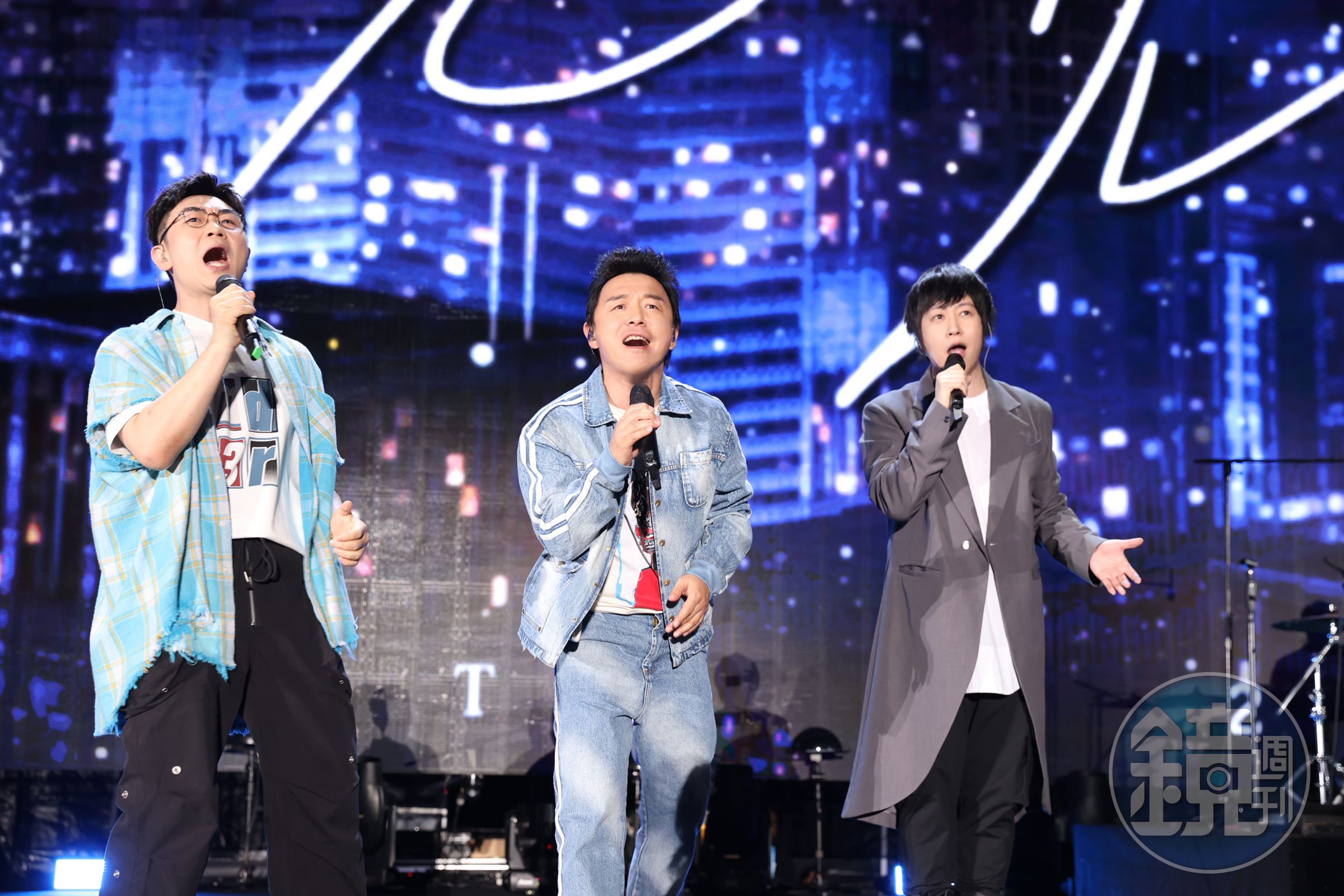 電影《熱烈》導演大鵬（左）、黃渤（中）與阿信合唱〈倔強〉，代表電影傳達勇敢面對困難和挑戰的熱血精神。（相信音樂提供）