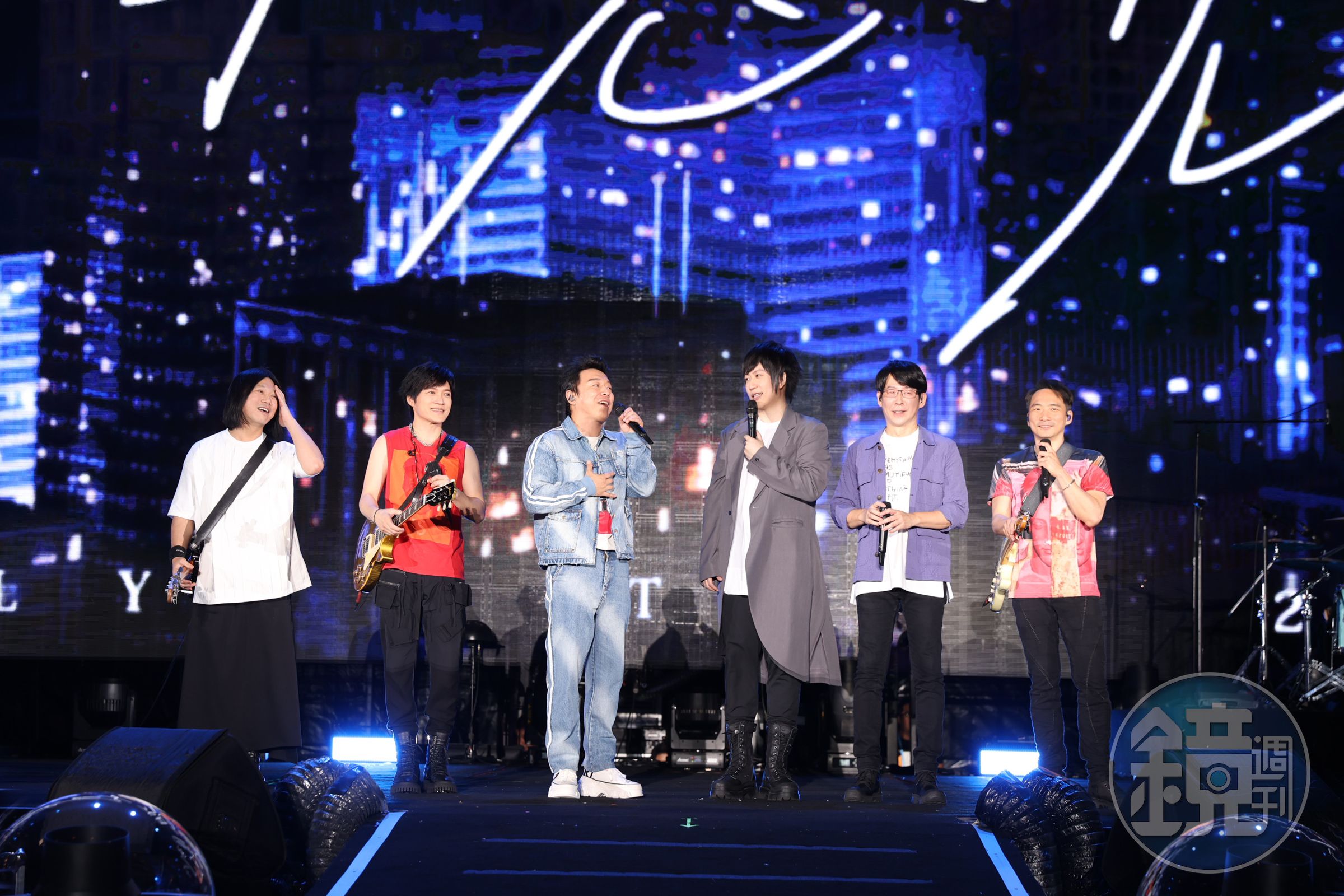 黃渤與五月天合唱〈洋蔥〉。（相信音樂提供）