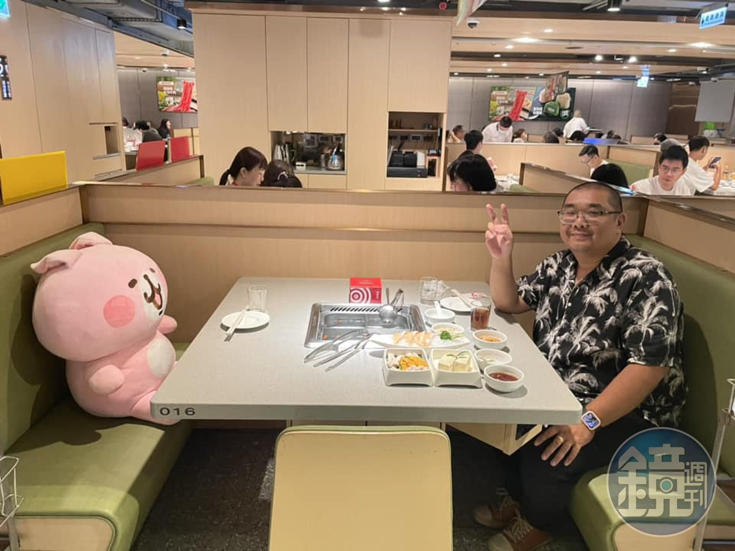 作家大師兄在粉專分享由卡娜赫拉陪吃的合照，逗笑不少粉絲。（翻攝BigBrother大師兄臉書粉專）