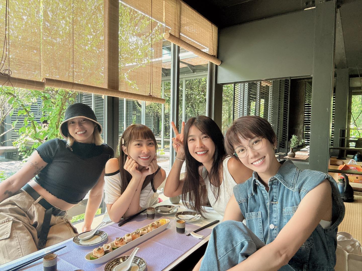 大牙（右一）貼出和好姐妹聚會合照。（翻攝自宜霈vs大牙臉書）