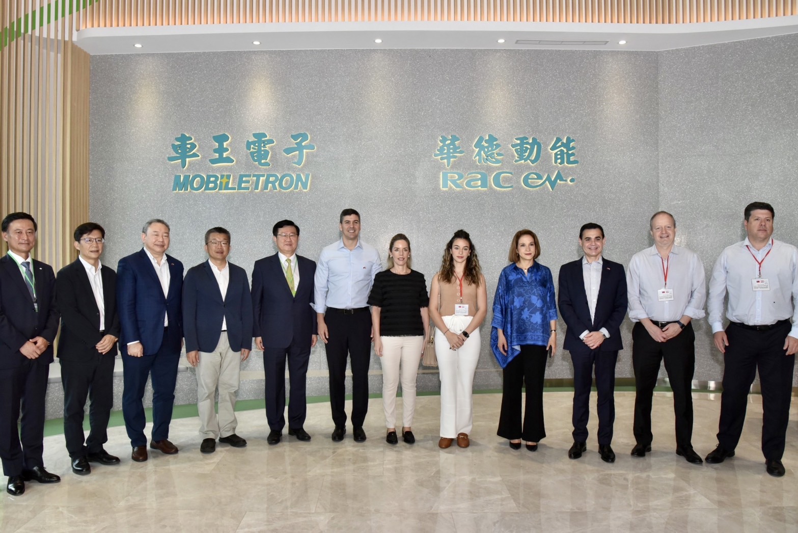 巴拉圭總統當選人貝尼亞（左六）率多位重要的候任部長級官員，於今日上午參訪華德動能中港廠。（華德動能提供）