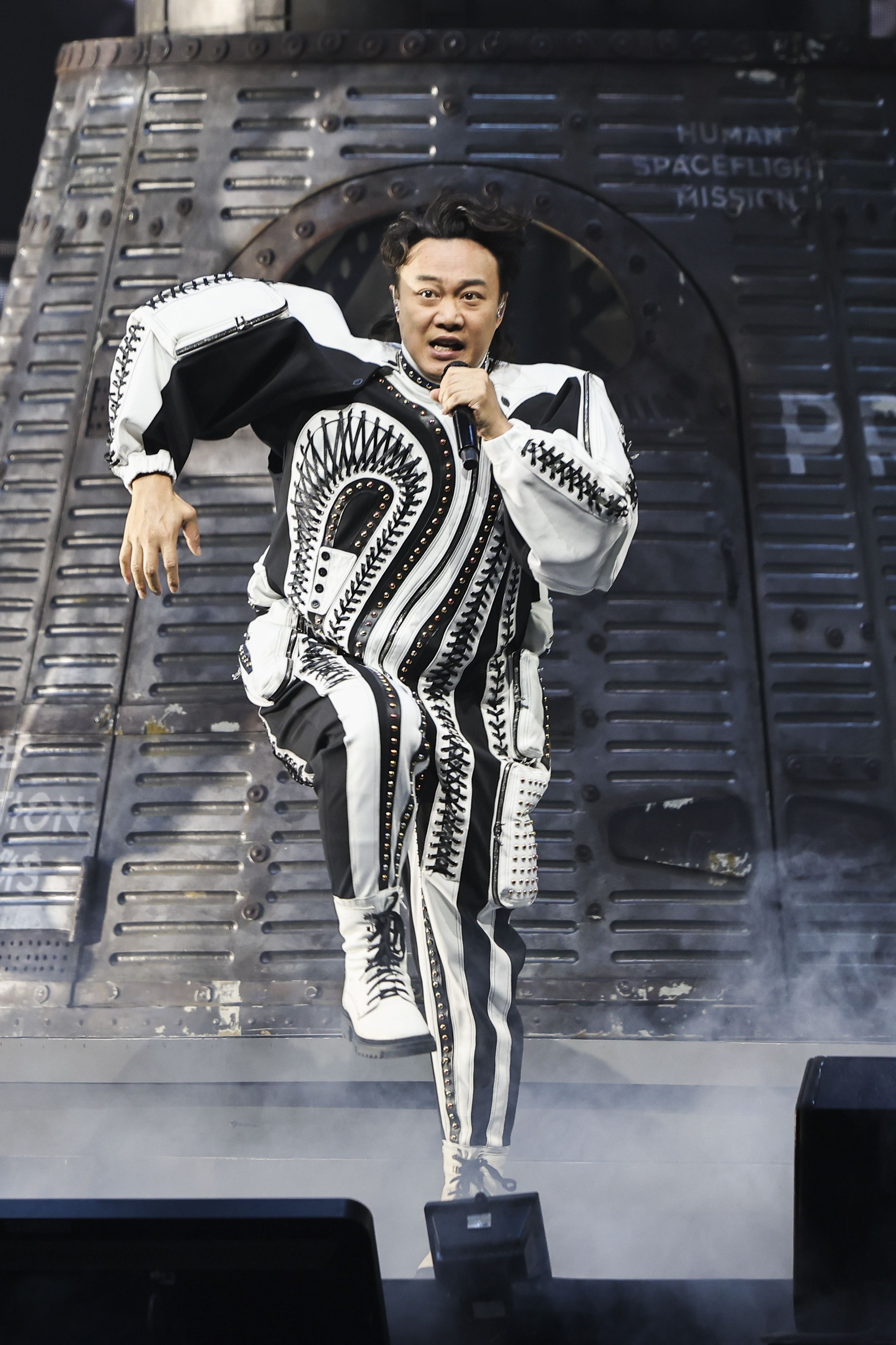 睽違7年，陳奕迅再登小巨蛋，向來要求完美的他在開唱前，還不停彩排不同的歌。