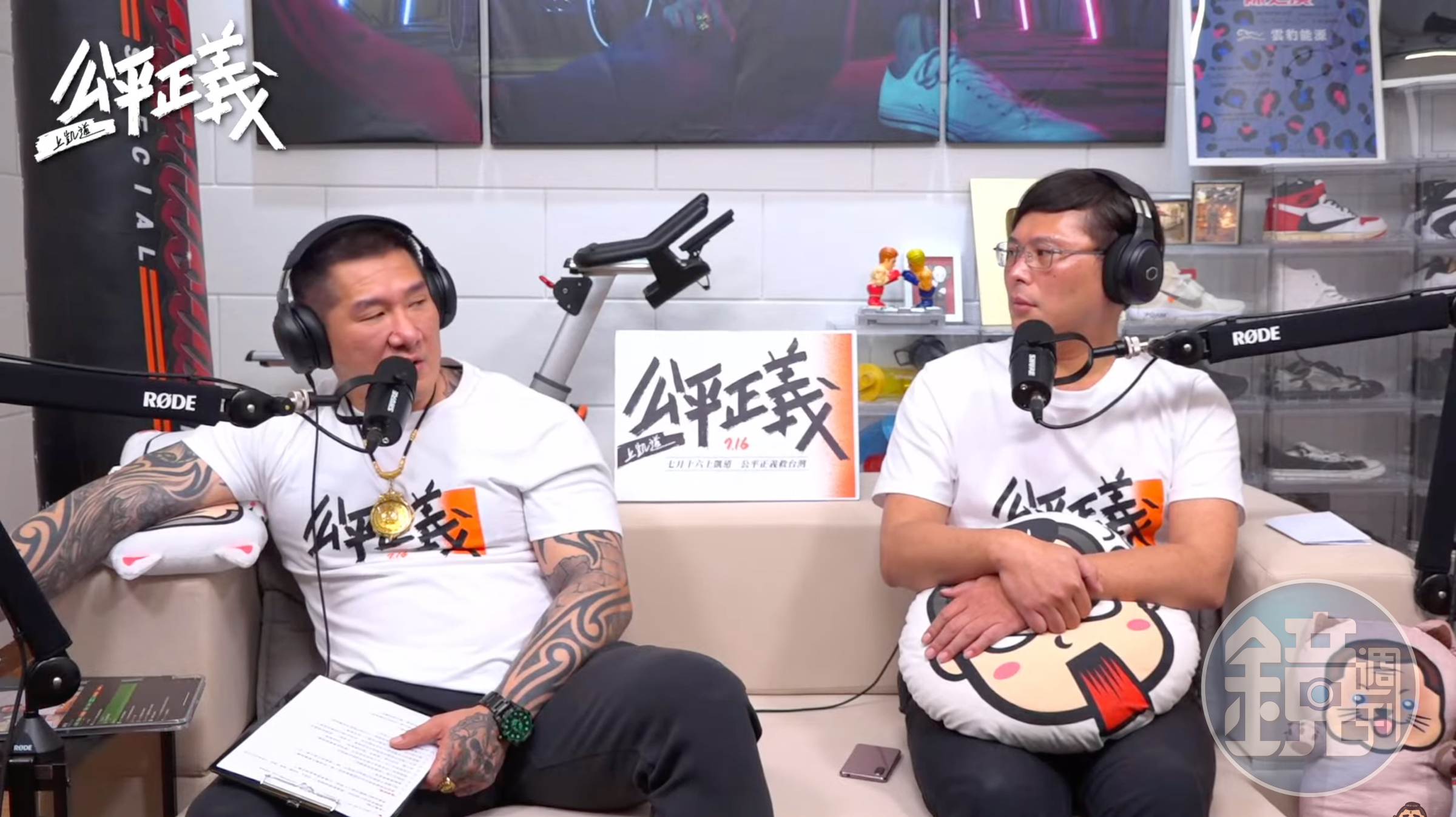 黃國昌（右）昨日上館長（左）直播，針對住家侵占國有地一事做出回應。（翻攝自館長惡名昭彰YouTube）