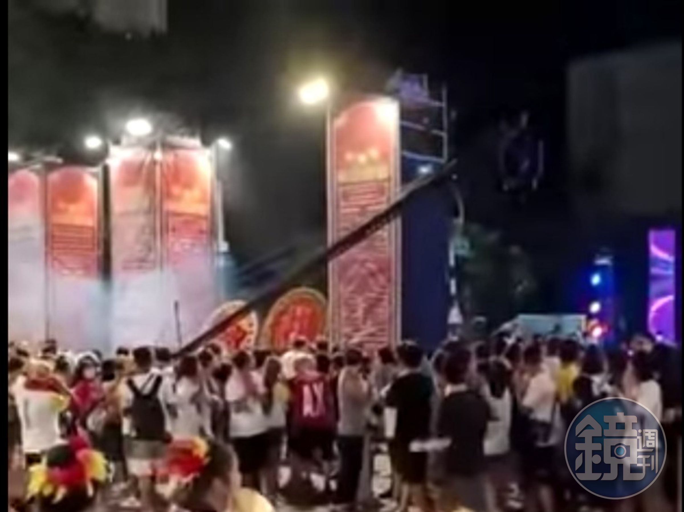 嘉義和聯境金虎爺會15日晚間遶境活動，在金山路永樂街口行臺旁突發生爆炸意外。（翻攝畫面）
