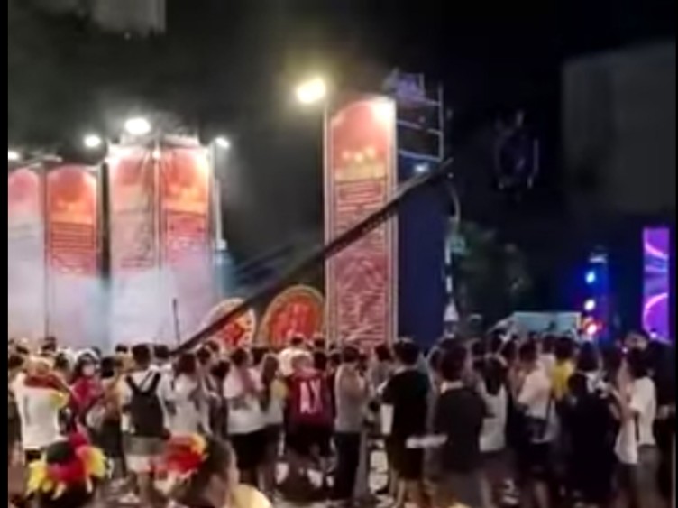 嘉義和聯境金虎爺會15日晚間遶境活動，在金山路永樂街口行臺旁突發生爆炸意外。（翻攝畫面）