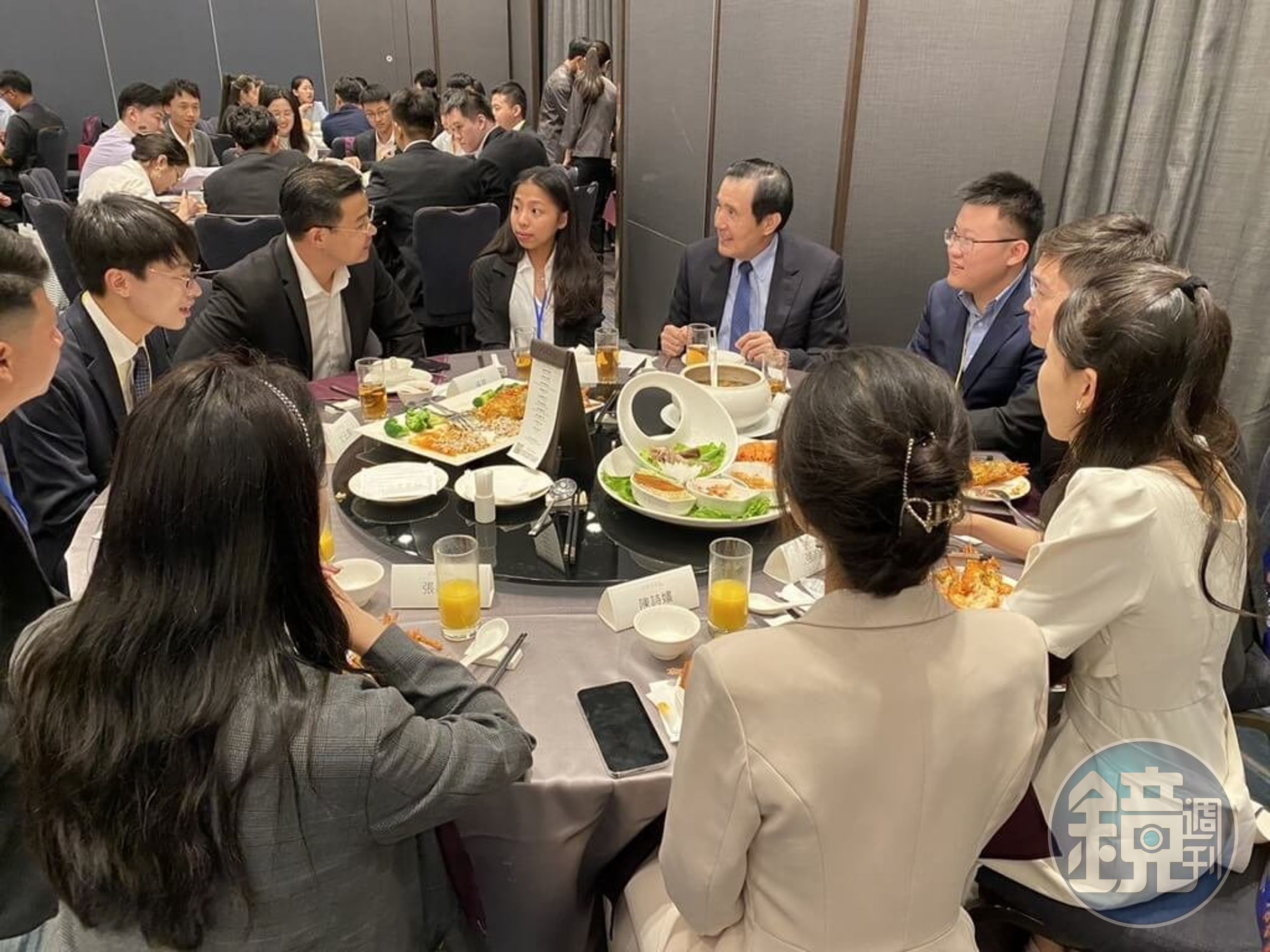 馬英九昨晚設宴款待陸生，致詞時也直呼兩岸青年增加交流與了解，「哪裡還需要擔心會有戰爭與衝突？」（馬英九基金會提供）