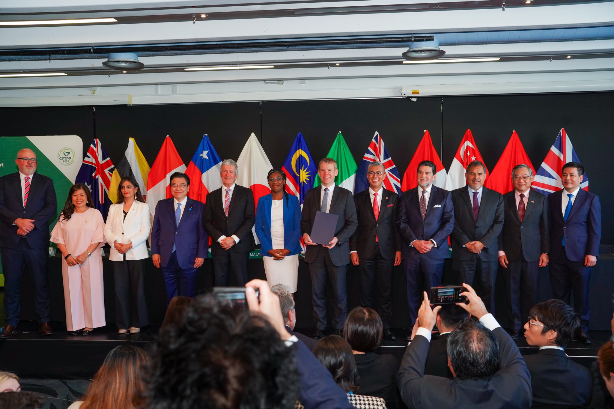 英國今日正式簽署CPTPP入會，成為第12個會員國。（翻攝自@tzafrul_aziz Twitter）