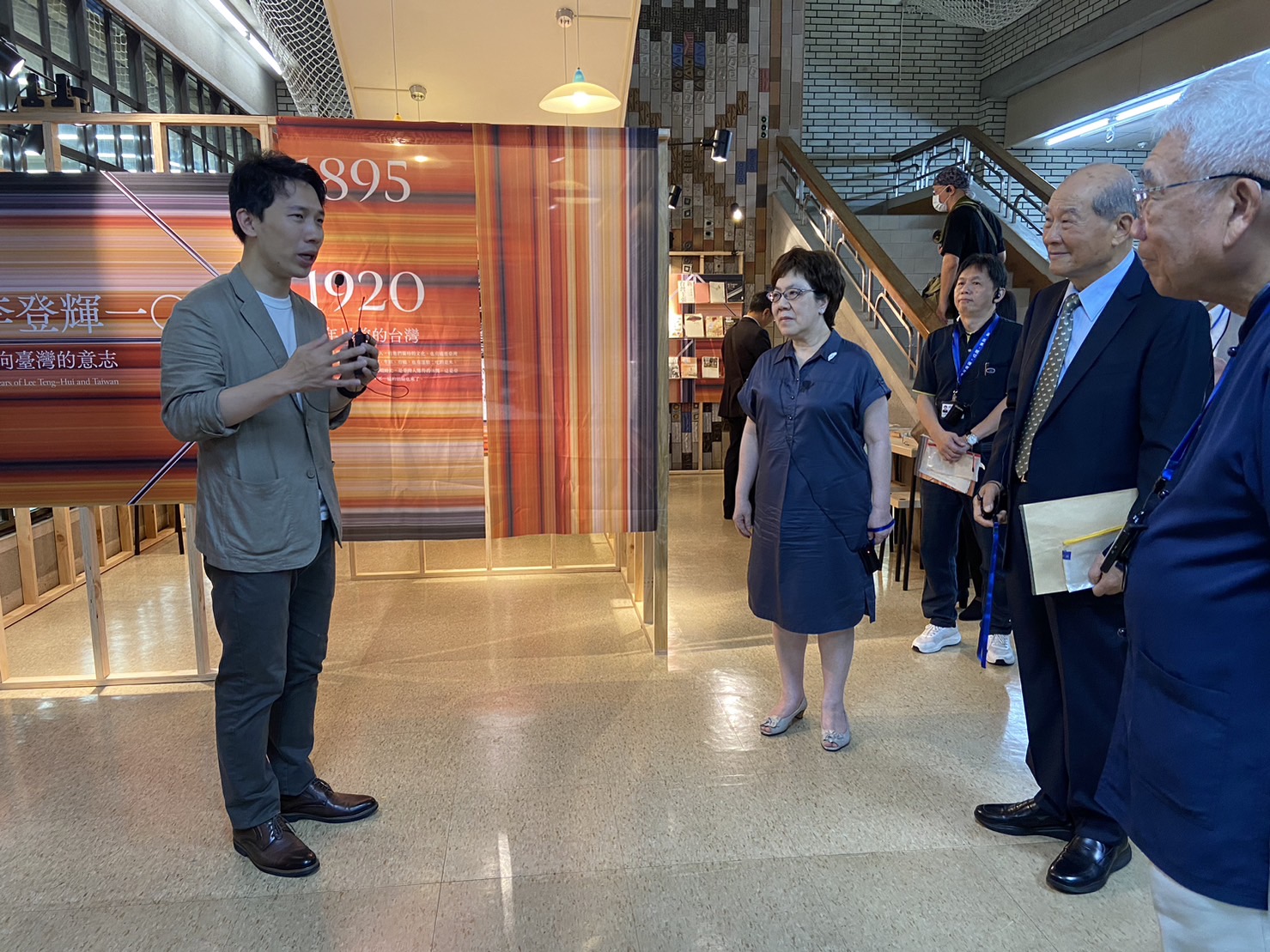 李安妮（左二）策展「朝向臺灣的意志：李登輝一〇〇」系列活動，也透露將帶安倍昭惠去五指山公墓參拜。