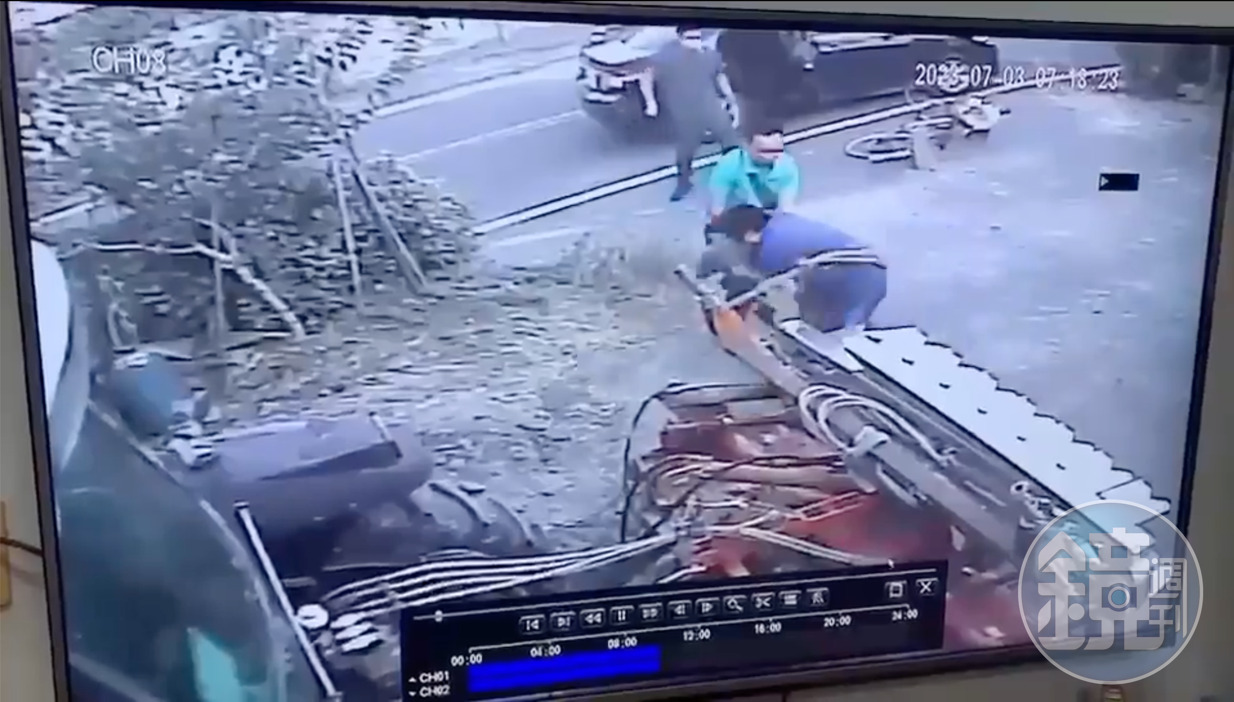 彰化縣埔鹽鄉日前發生3名便衣警錯認嫌疑對象，誤抓少年的烏龍事件。（翻攝畫面）