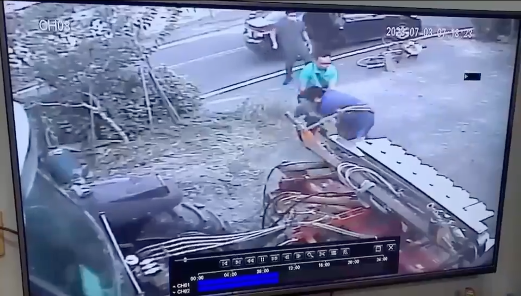 彰化縣埔鹽鄉日前發生3名便衣警錯認嫌疑對象，誤抓少年的烏龍事件。（翻攝畫面）